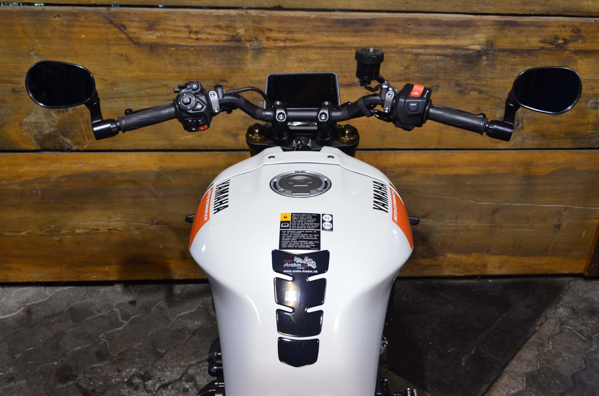 YAMAHA XSR 900 ABS-showroom-element-2