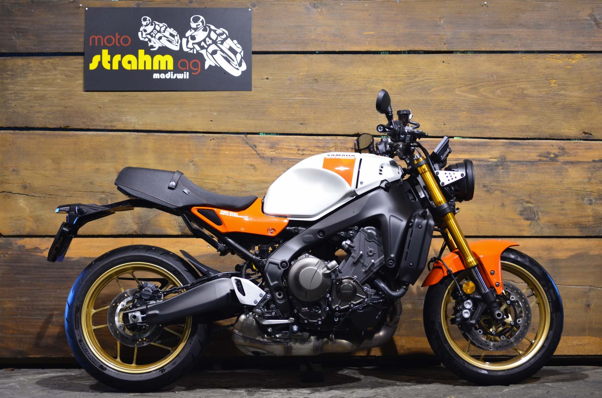 YAMAHA XSR 900 ABS-showroom-element-1