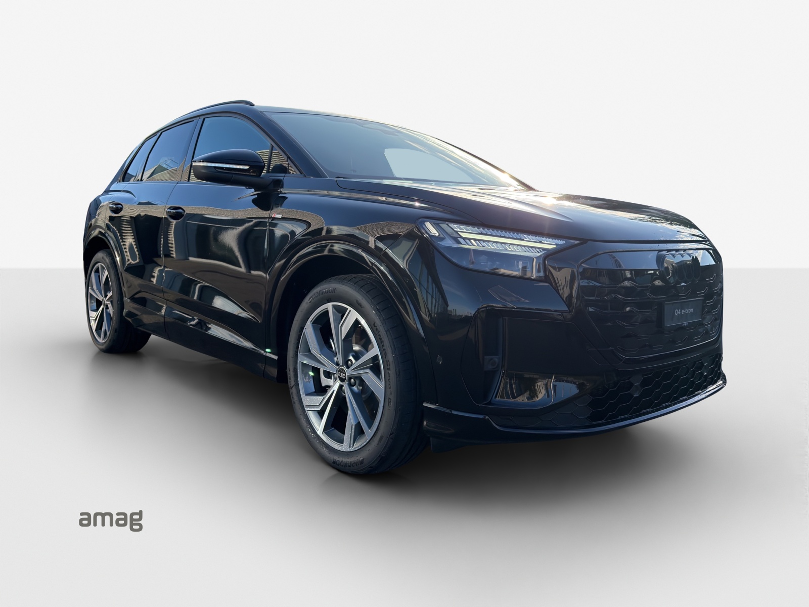 AUDI Q4 e-tron SUV quattro performance Swiss Ski-image-5