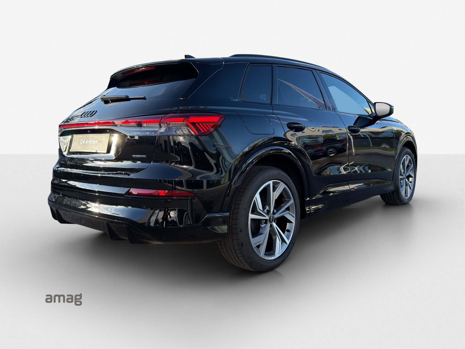 AUDI Q4 e-tron SUV quattro performance Swiss Ski-image-4