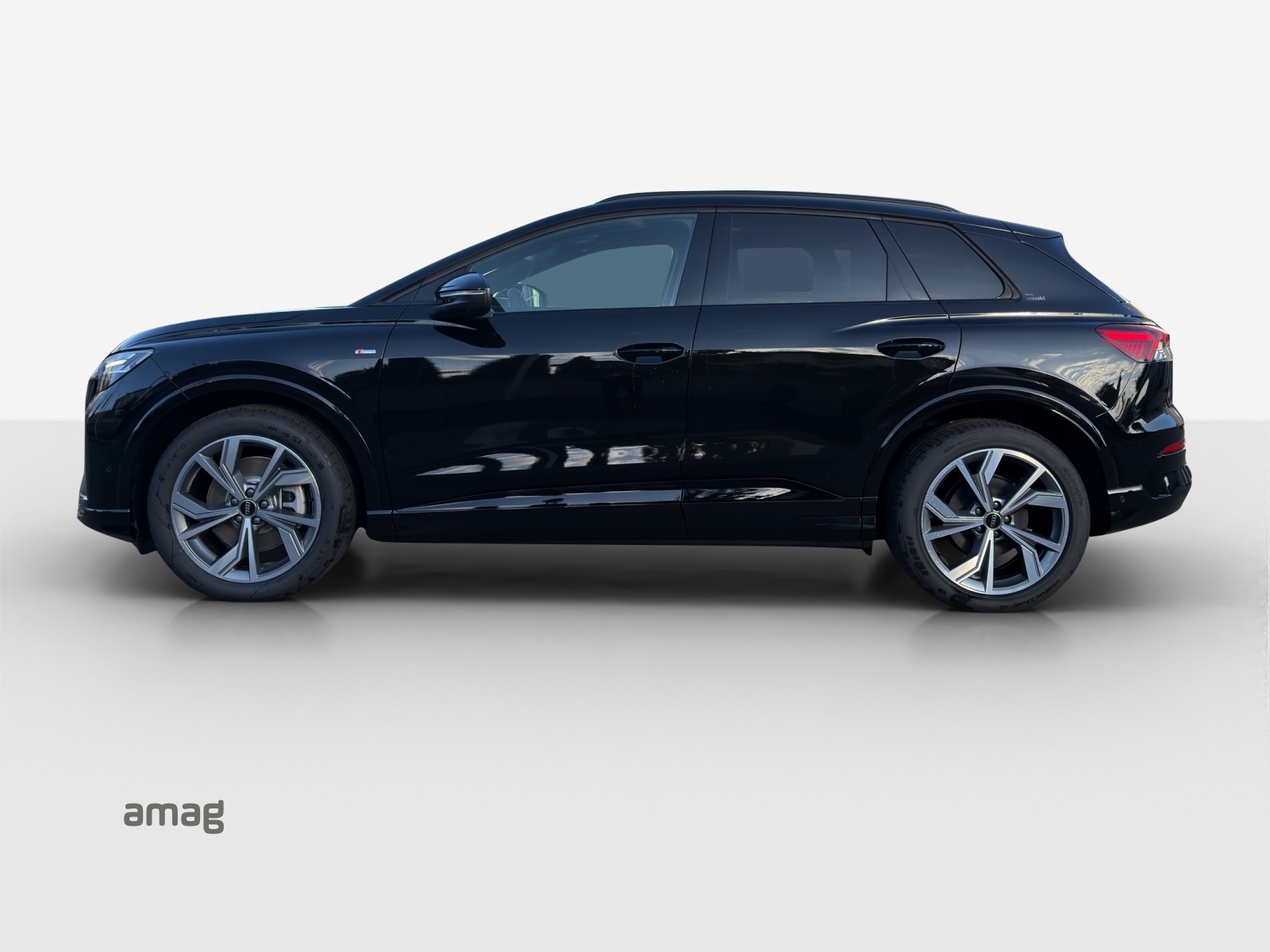 AUDI Q4 e-tron SUV quattro performance Swiss Ski-image-1