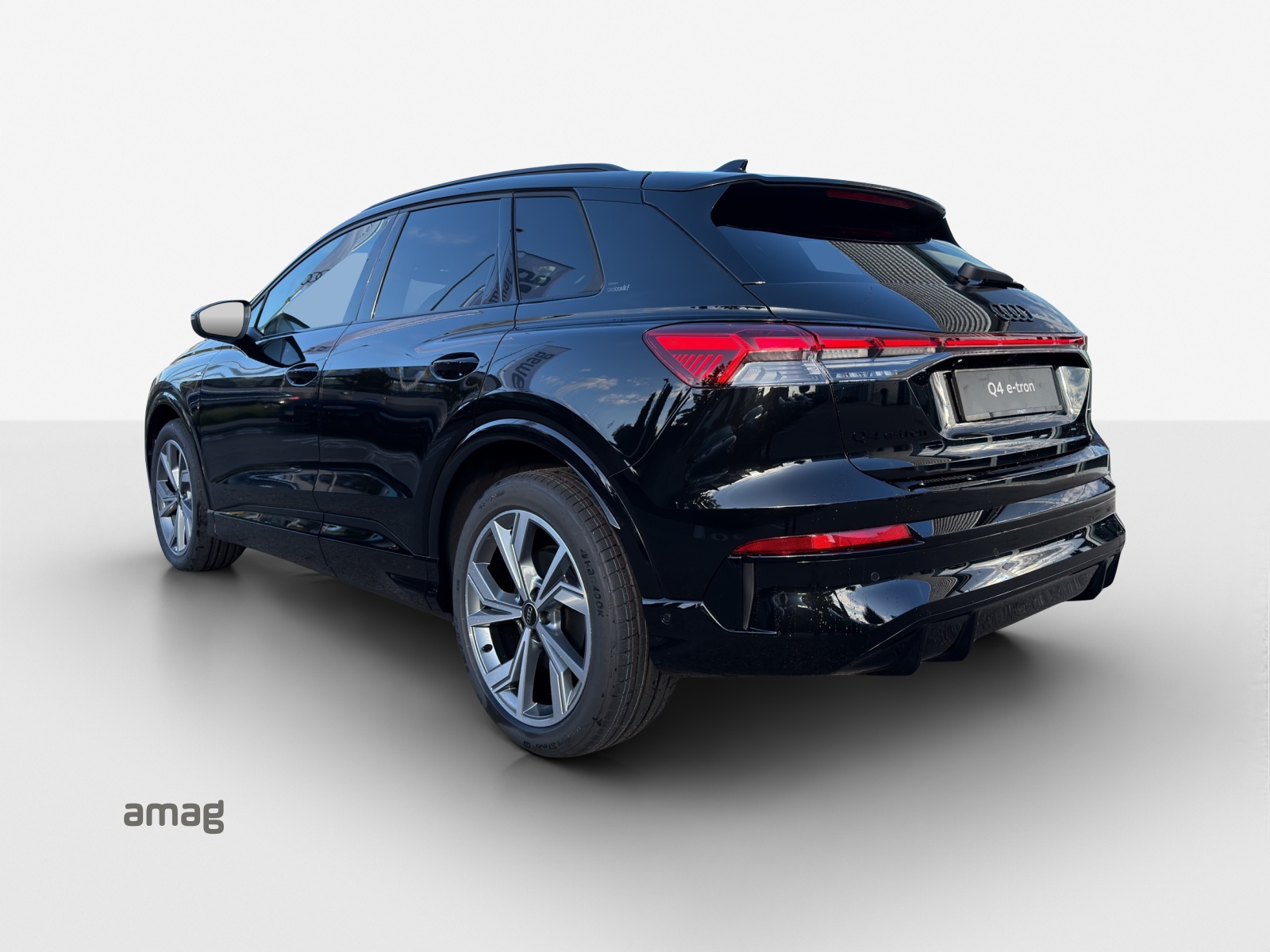 AUDI Q4 e-tron SUV quattro performance Swiss Ski-image-2