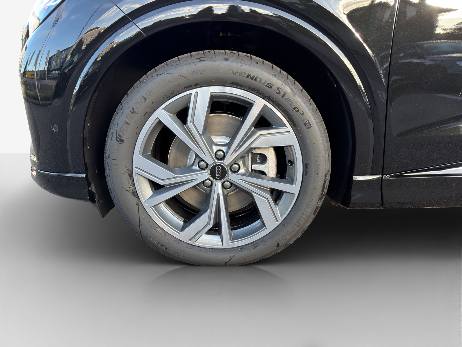 AUDI Q4 e-tron SUV quattro performance Swiss Ski-image-13