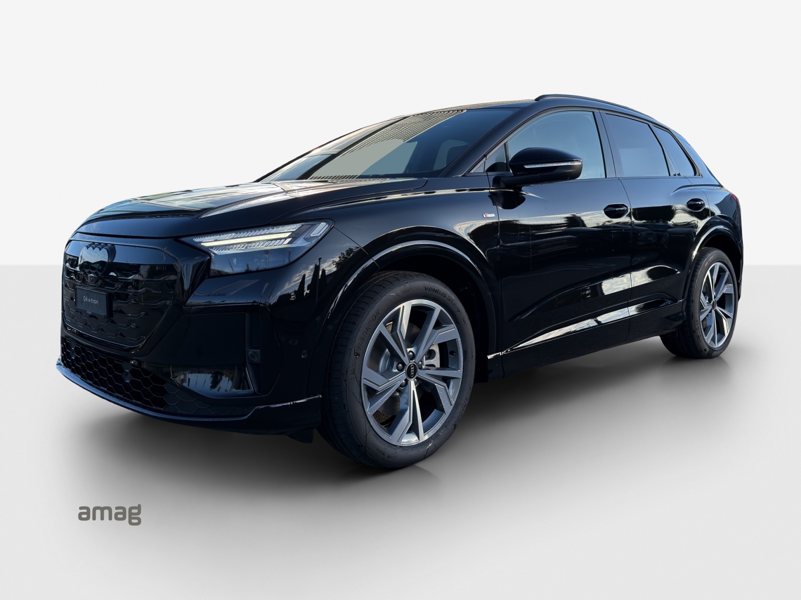 AUDI Q4 e-tron SUV quattro performance Swiss Ski-image-0