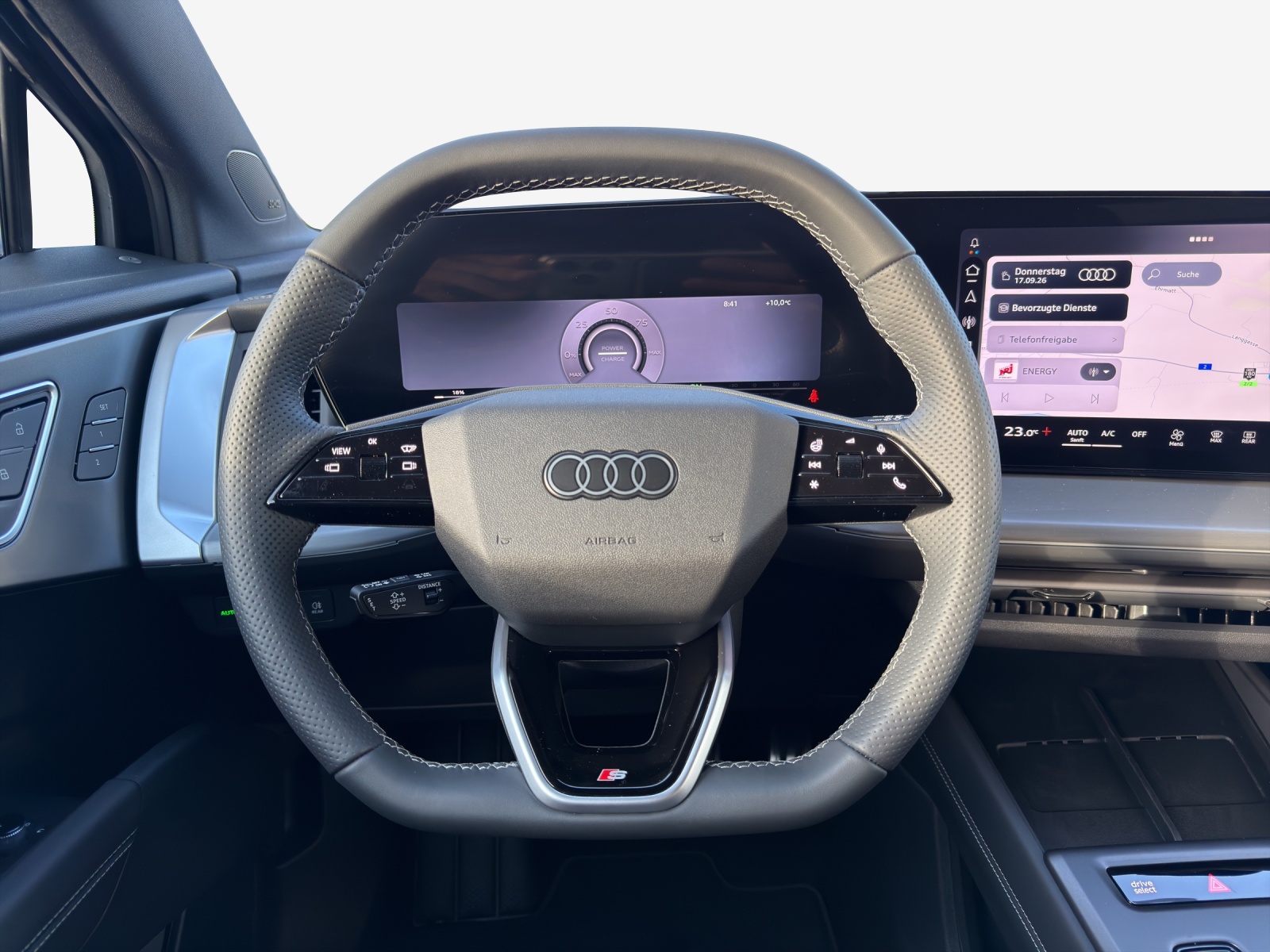 AUDI Q4 e-tron SUV quattro performance Swiss Ski-image-9