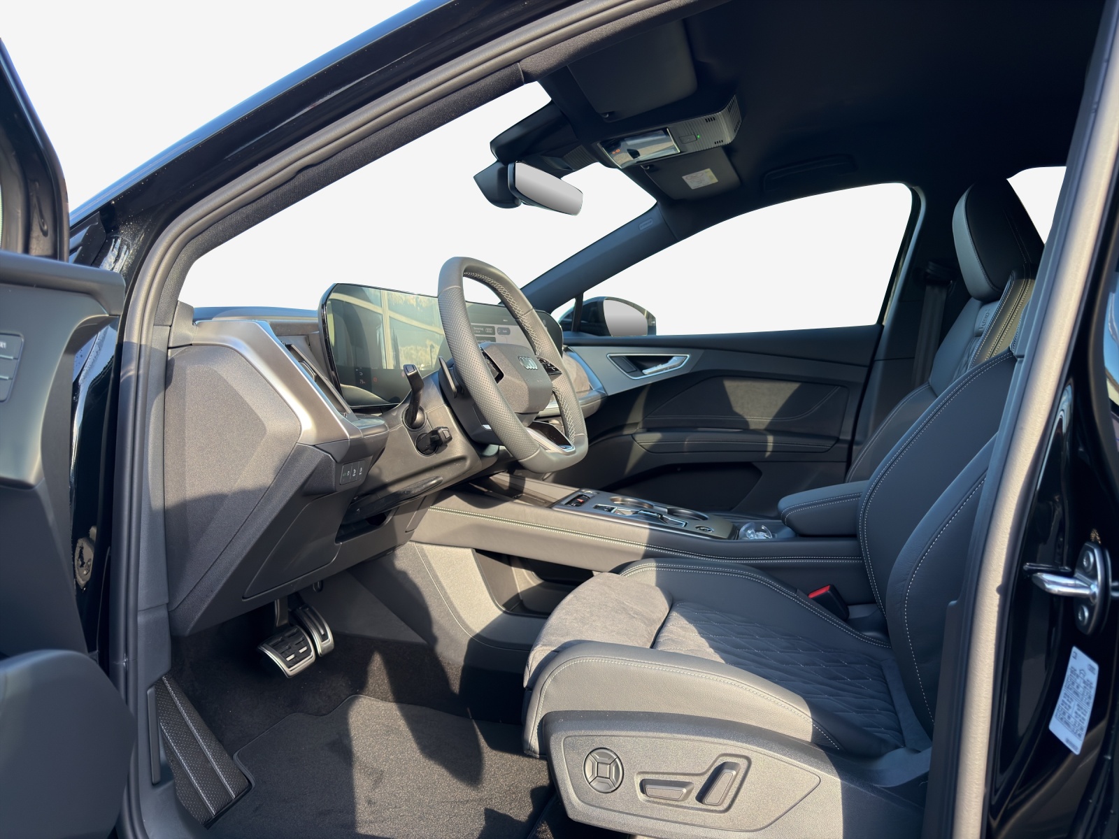 AUDI Q4 e-tron SUV quattro performance Swiss Ski-image-7