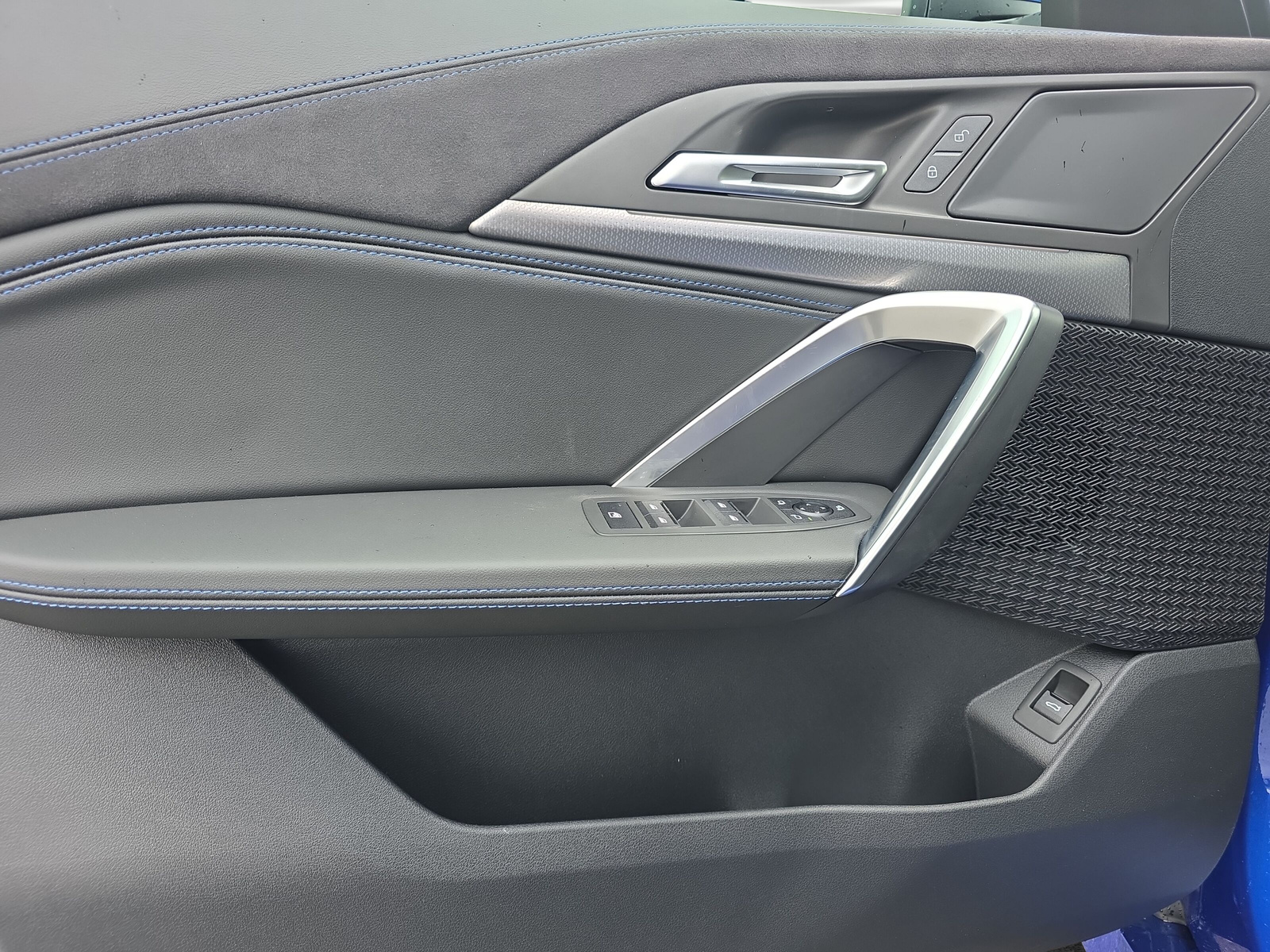 BMW iX1 eDrive 20 M Sport-image-16