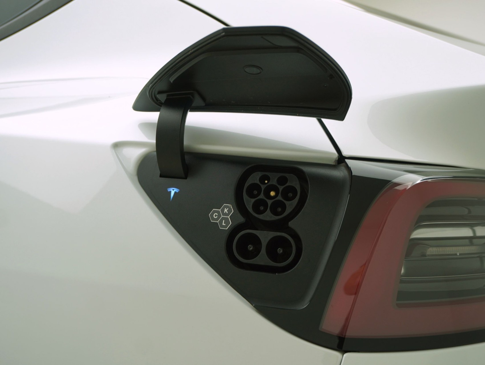 TESLA Model Y Long Range Dual AWD-image-3