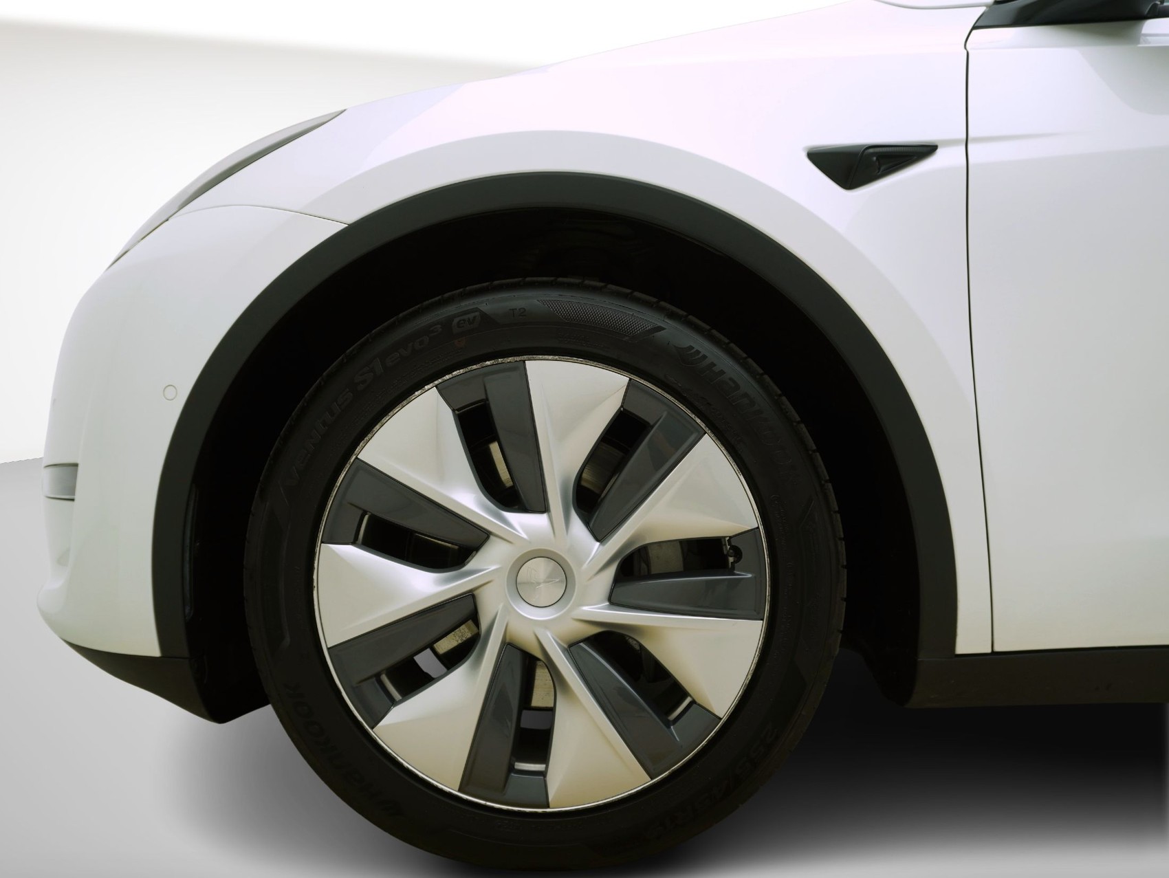 TESLA Model Y Long Range Dual AWD-image-7