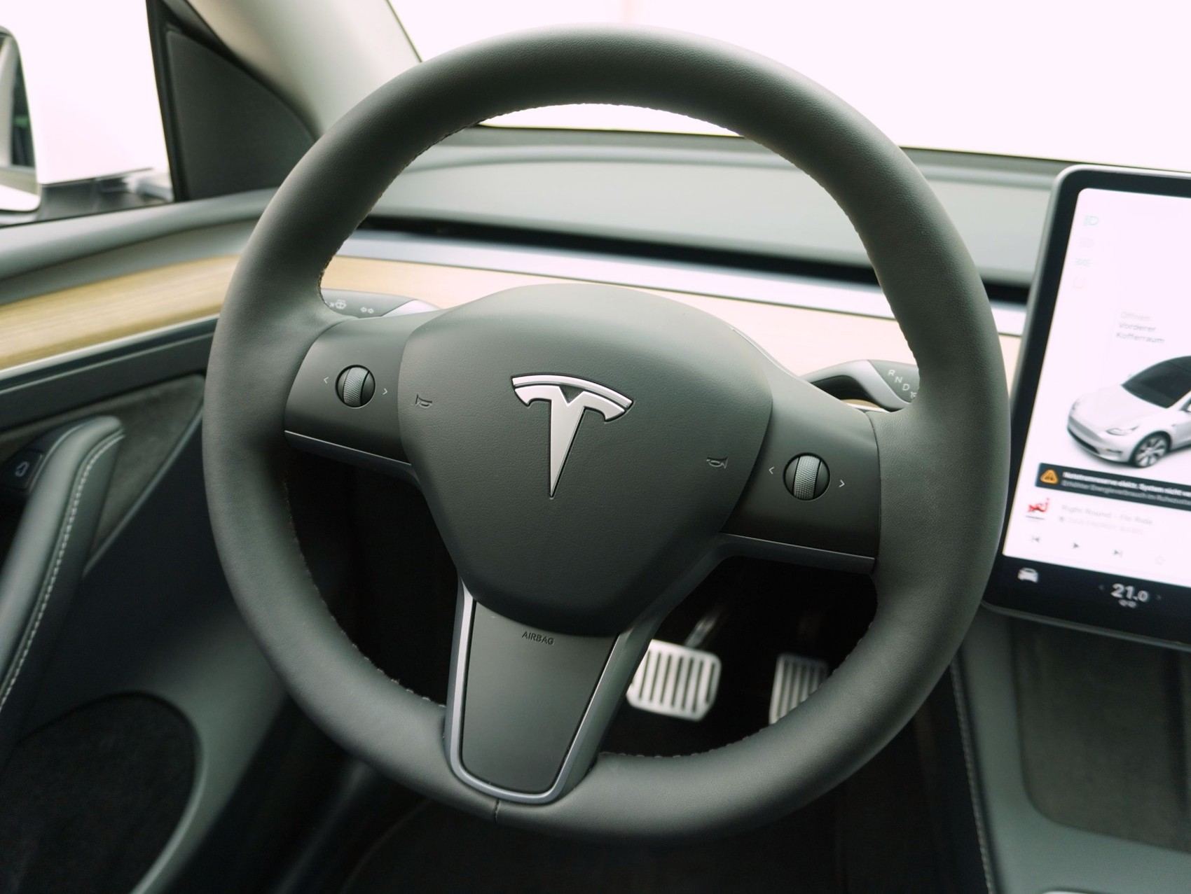 TESLA Model Y Long Range Dual AWD-image-12