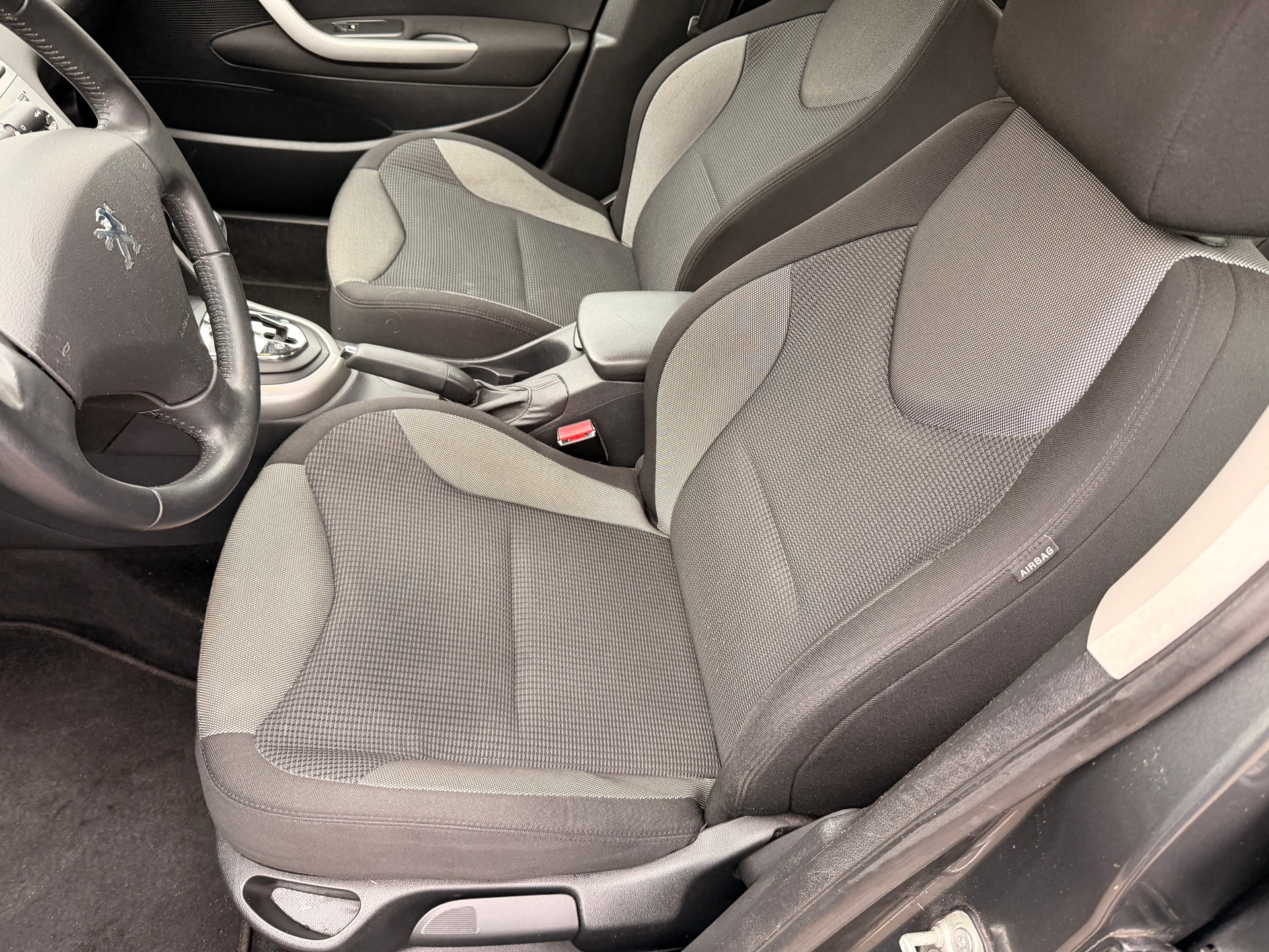 PEUGEOT 308 1.6 16V VTI Lion Edition Automatic-image-5