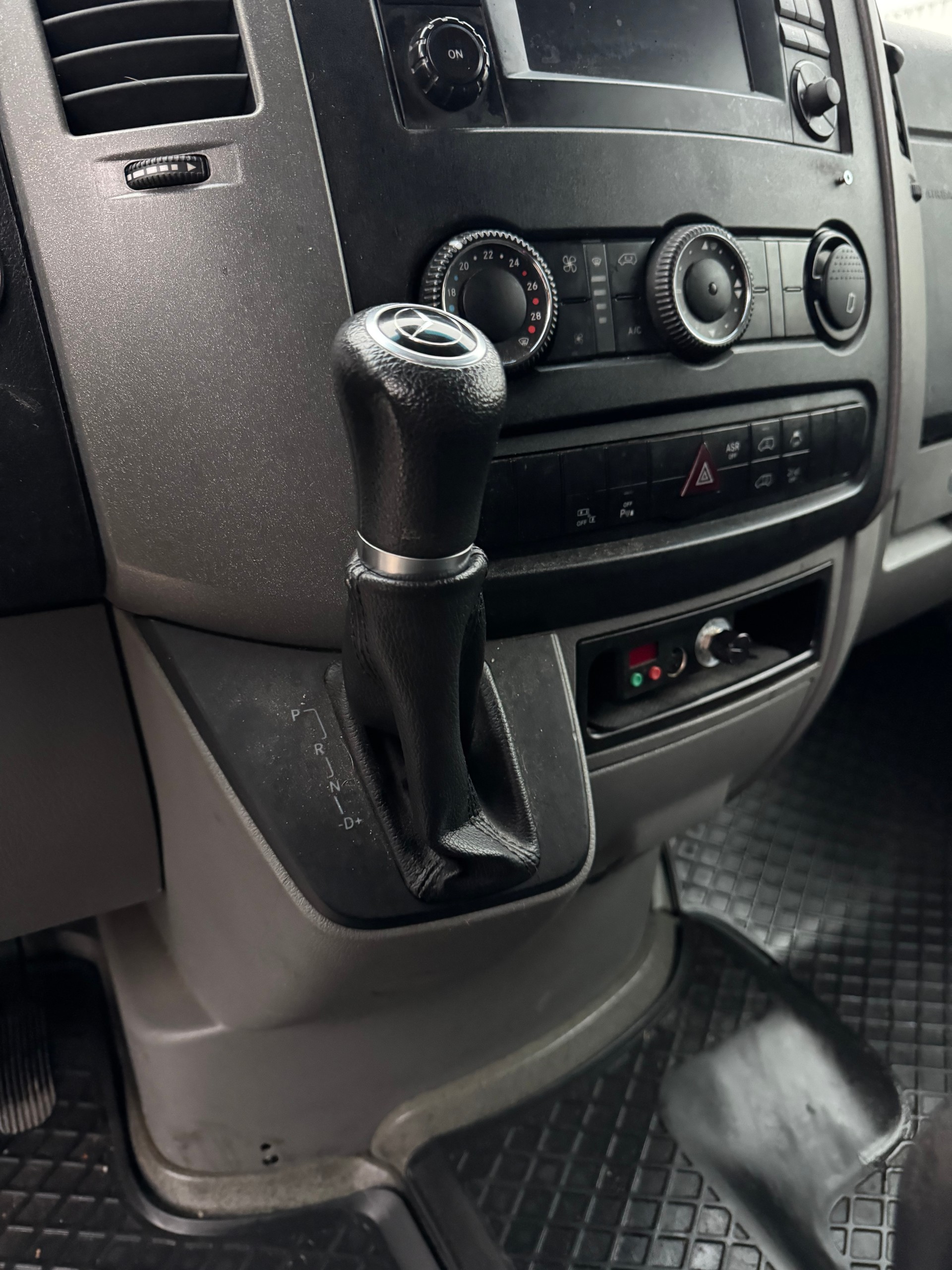 MERCEDES-BENZ Sprinter 516 CDI Standard 4x4 Automat-image-12