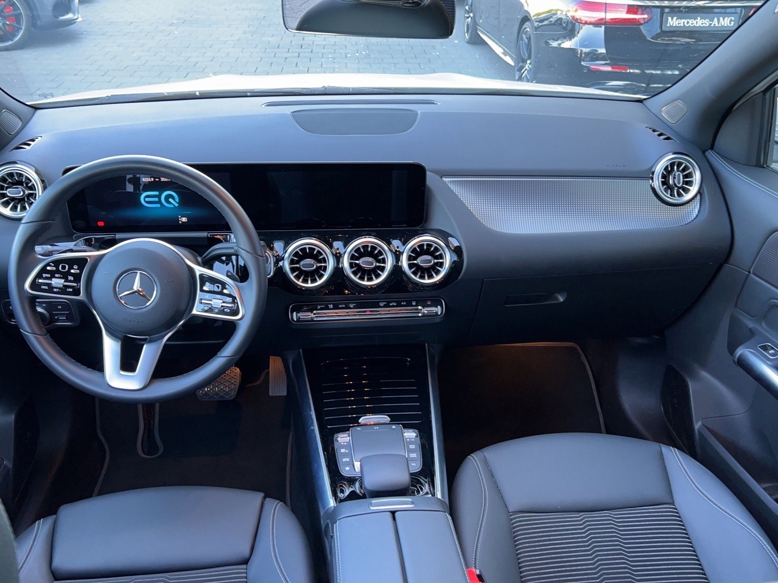 MERCEDES-BENZ EQA 300 4Matic-image-4