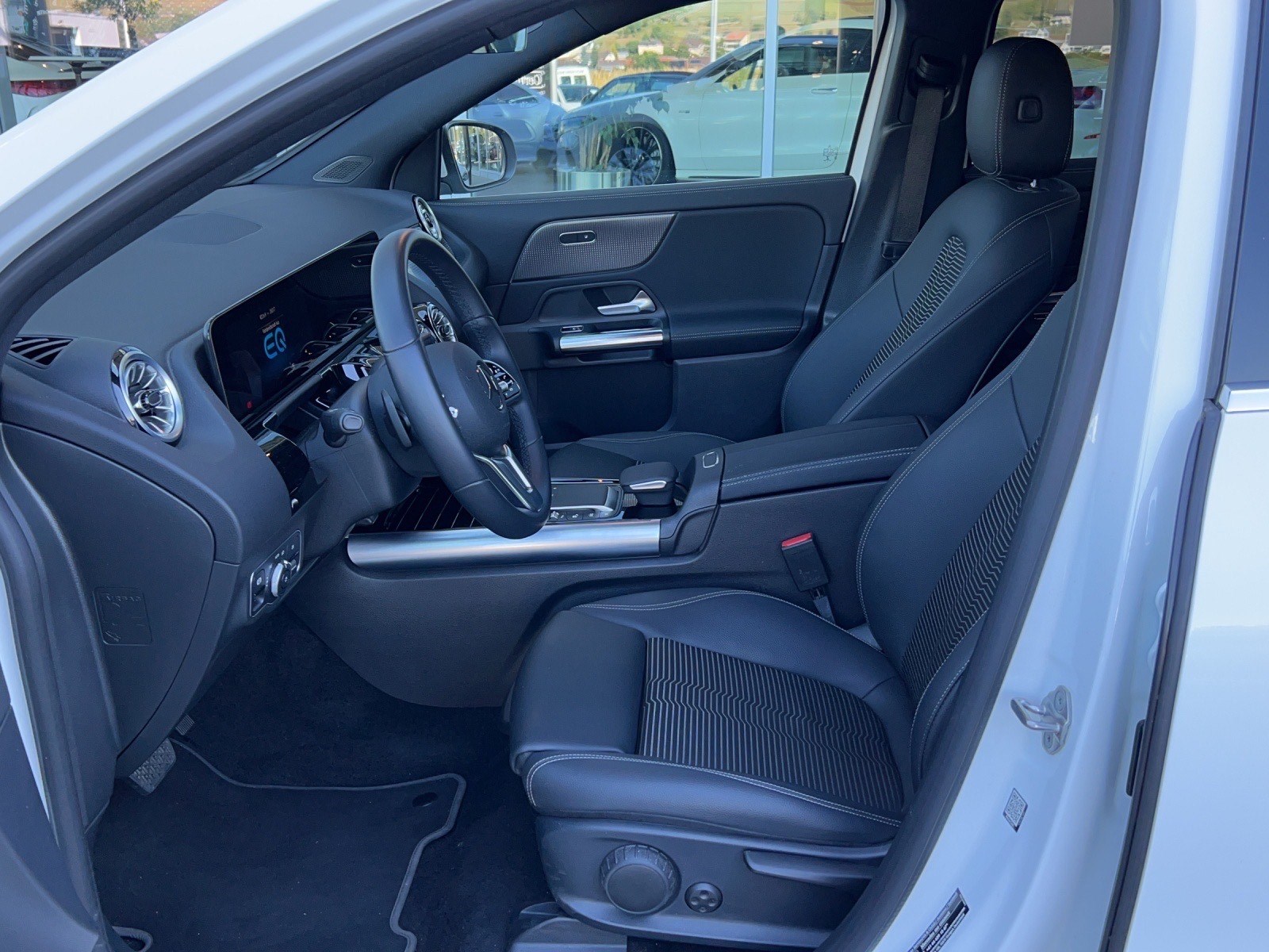 MERCEDES-BENZ EQA 300 4Matic-image-5