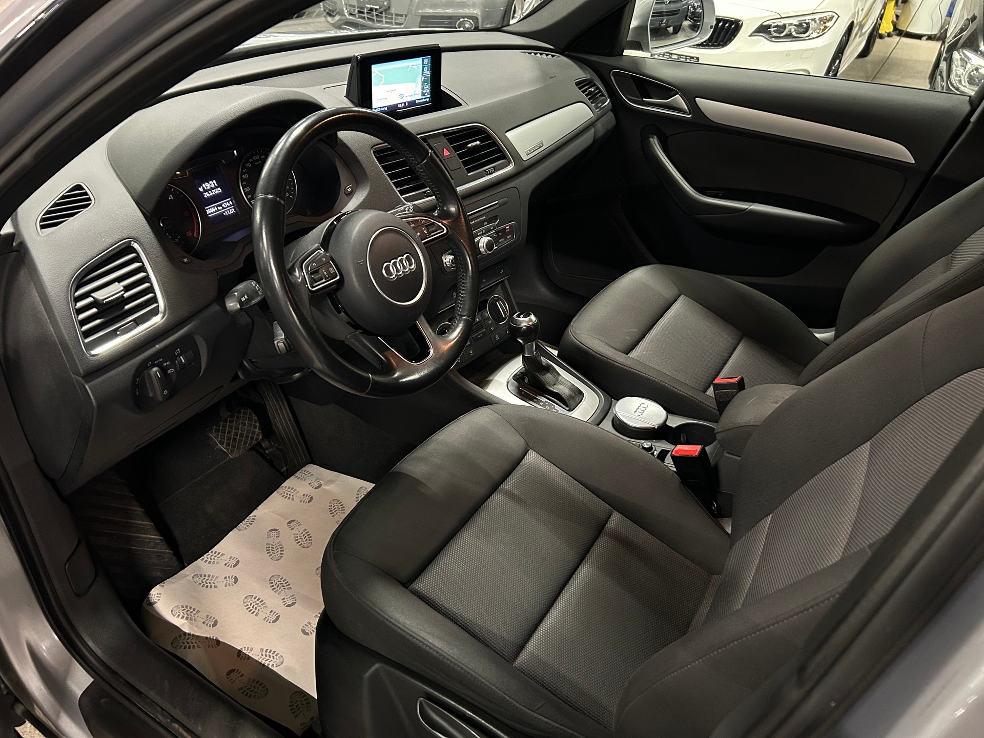AUDI Q3 2.0 TDI quattro S-tronic-image-12