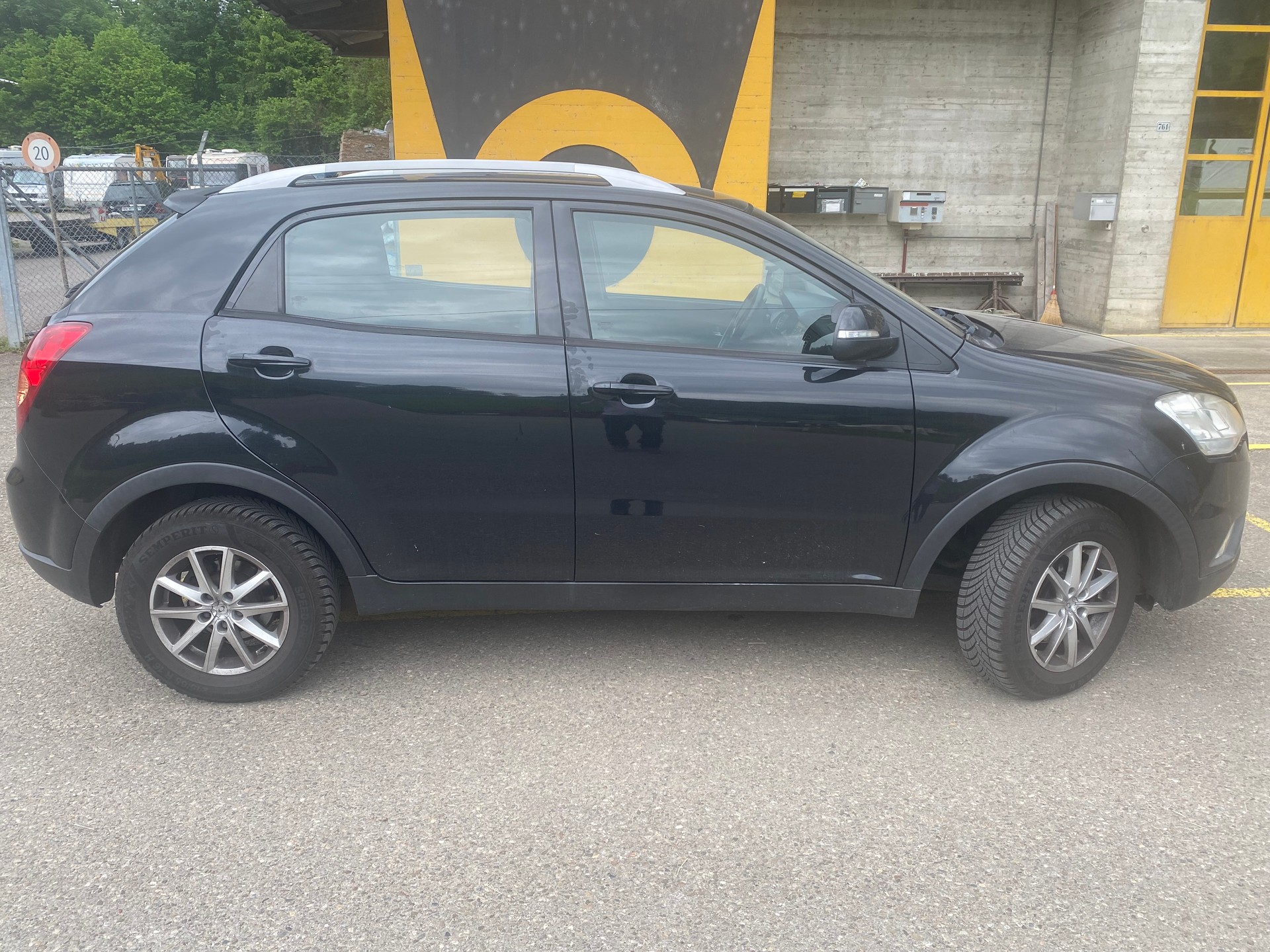KGM-SsangYong Korando 2.0 e-XDI White Edition 4WD Automatic-image-3