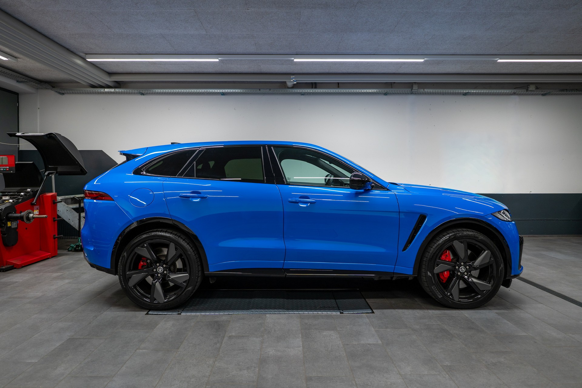 JAGUAR F-Pace 5.0 V8 SVR P550 AWD 5 Jahre Werksgarantie ab 1. Inv. oder 150'000km-image-2