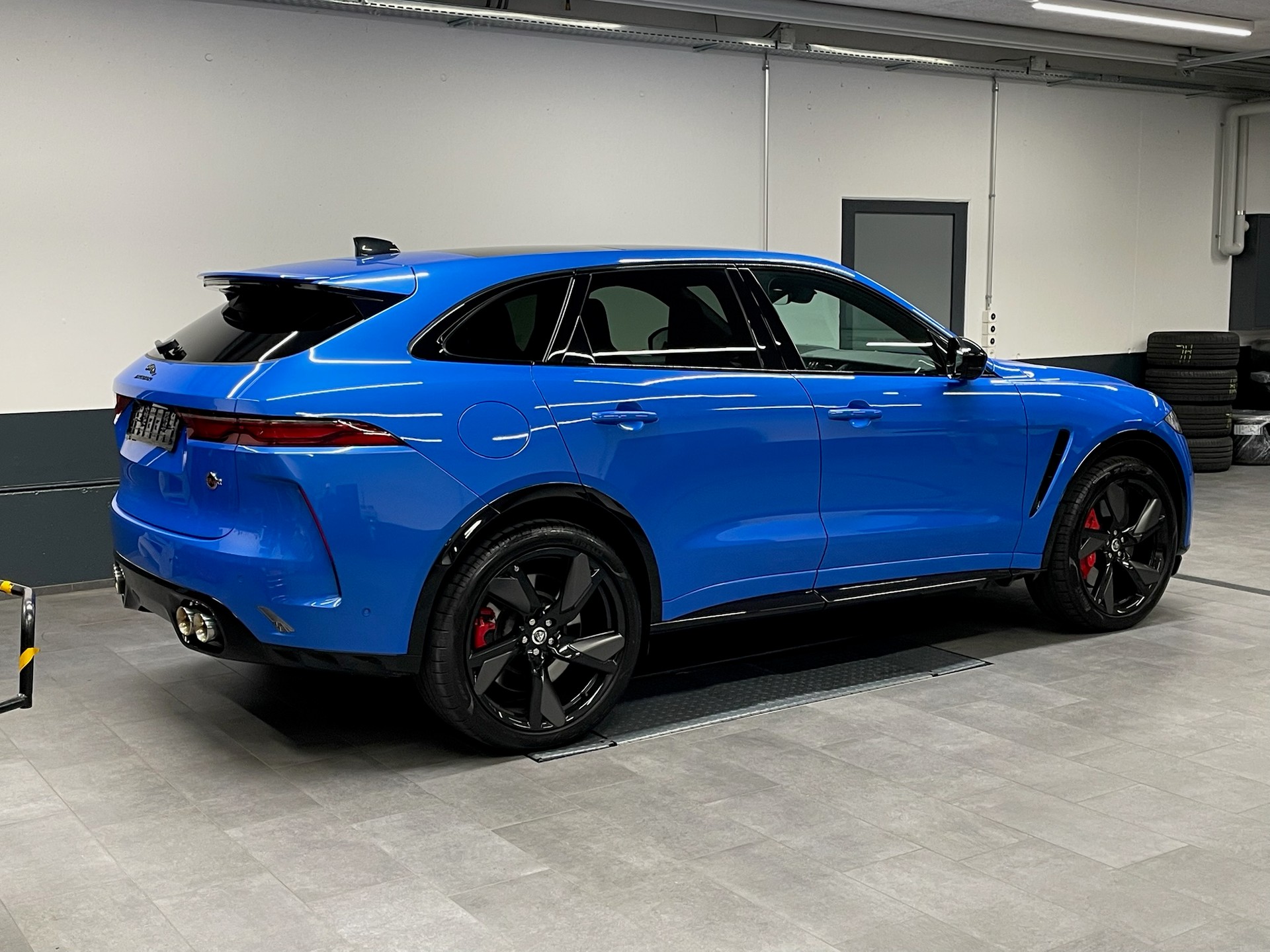 JAGUAR F-Pace 5.0 V8 SVR P550 AWD 5 Jahre Werksgarantie ab 1. Inv. oder 150'000km-image-3