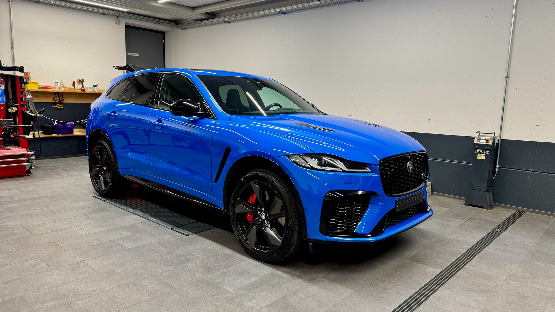 JAGUAR F-Pace 5.0 V8 SVR P550 AWD 5 Jahre Werksgarantie ab 1. Inv. oder 150'000km-image-0