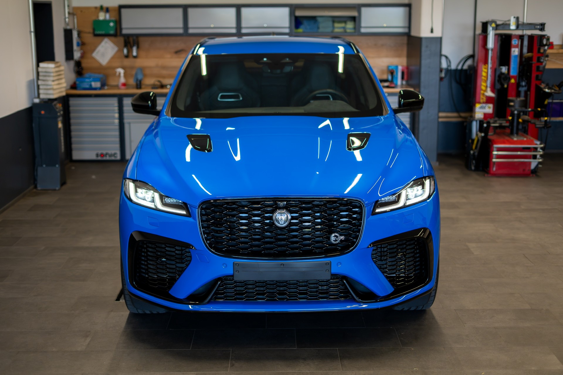 JAGUAR F-Pace 5.0 V8 SVR P550 AWD 5 Jahre Werksgarantie ab 1. Inv. oder 150'000km-image-1