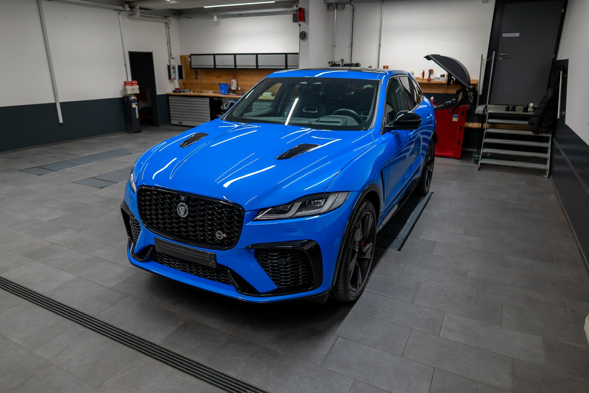 JAGUAR F-Pace 5.0 V8 SVR P550 AWD 5 Jahre Werksgarantie ab 1. Inv. oder 150'000km-image-1