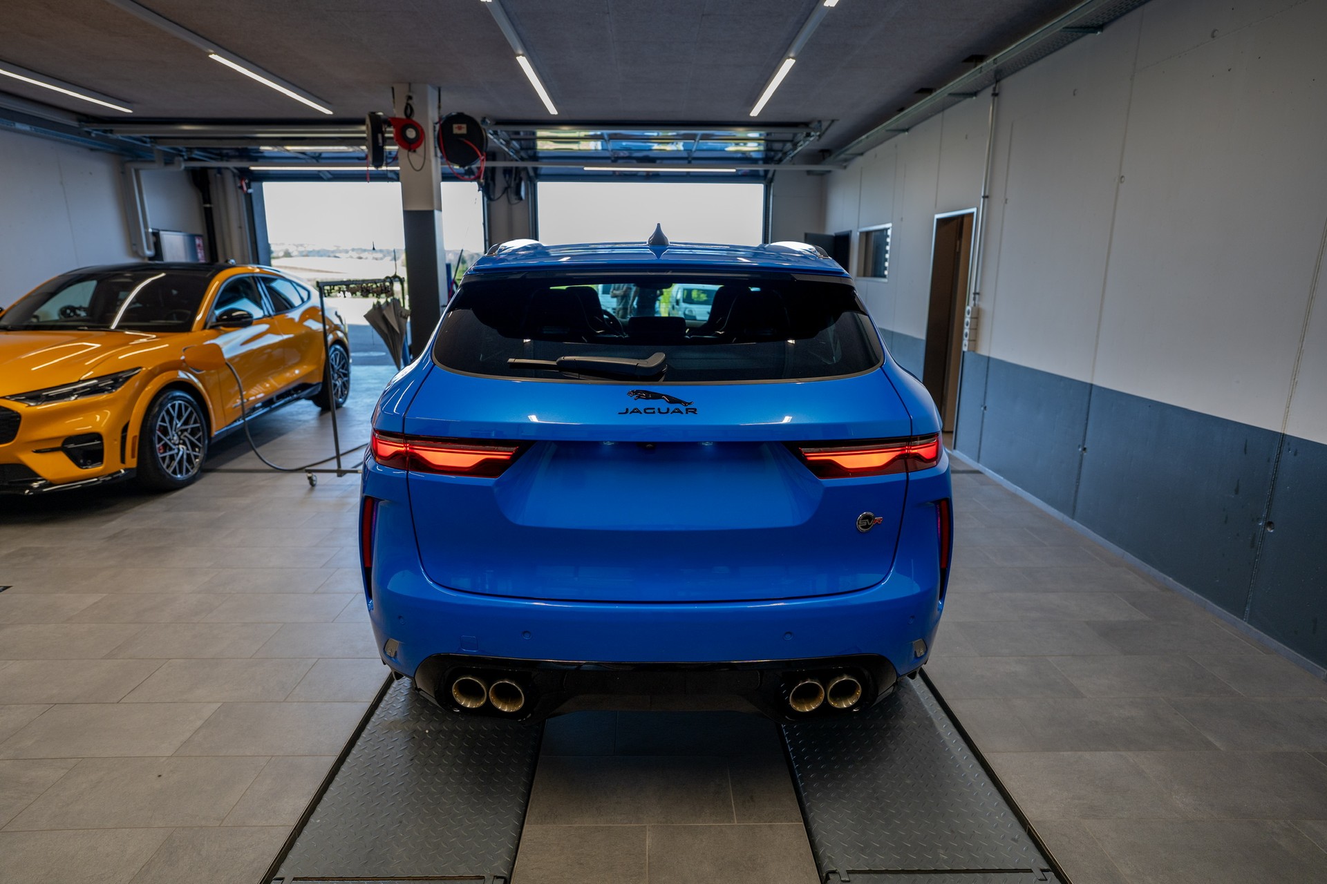 JAGUAR F-Pace 5.0 V8 SVR P550 AWD 5 Jahre Werksgarantie ab 1. Inv. oder 150'000km-image-5