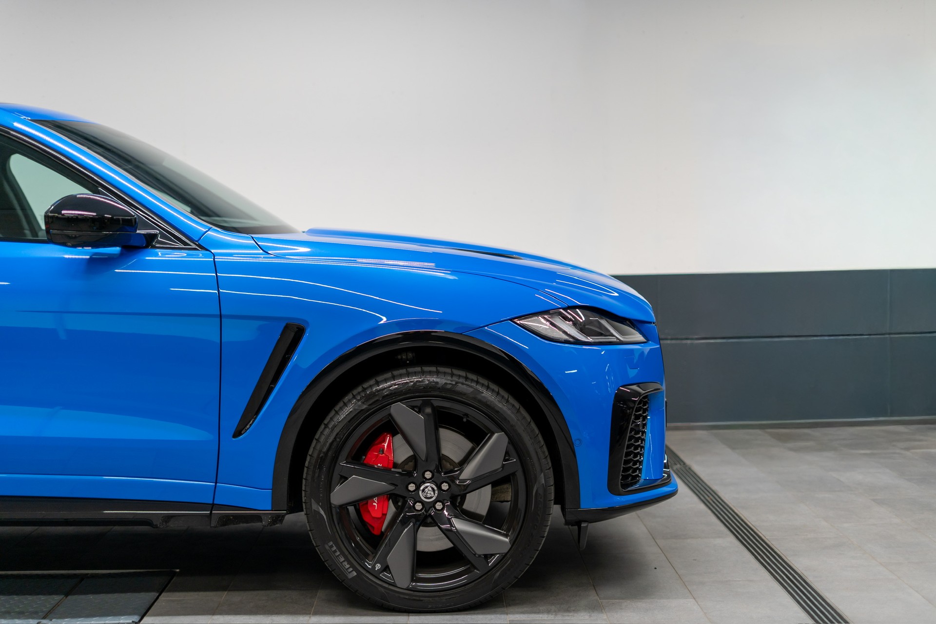 JAGUAR F-Pace 5.0 V8 SVR P550 AWD 5 Jahre Werksgarantie ab 1. Inv. oder 150'000km-image-5