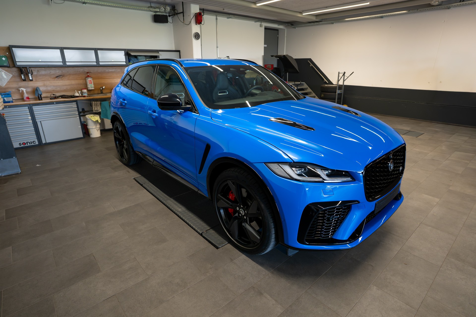JAGUAR F-Pace 5.0 V8 SVR P550 AWD 5 Jahre Werksgarantie ab 1. Inv. oder 150'000km-image-2
