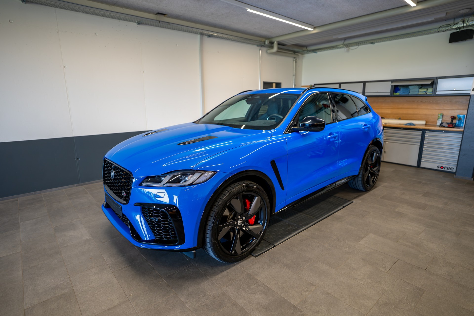 JAGUAR F-Pace 5.0 V8 SVR P550 AWD 5 Jahre Werksgarantie ab 1. Inv. oder 150'000km-image-0