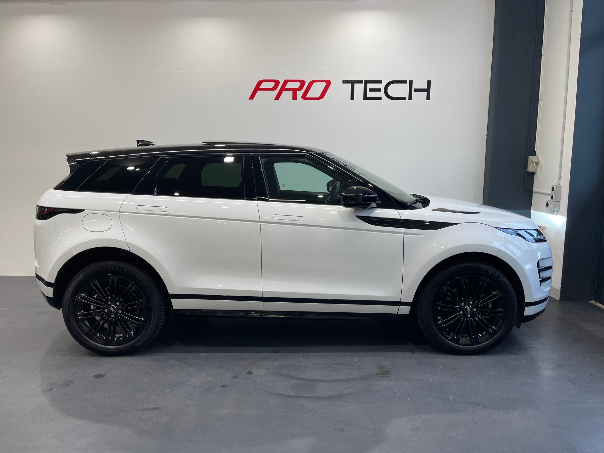 LAND ROVER Range Rover Evoque R-Dynamic P 200 SEAT9 *FACELIFT*-image-1