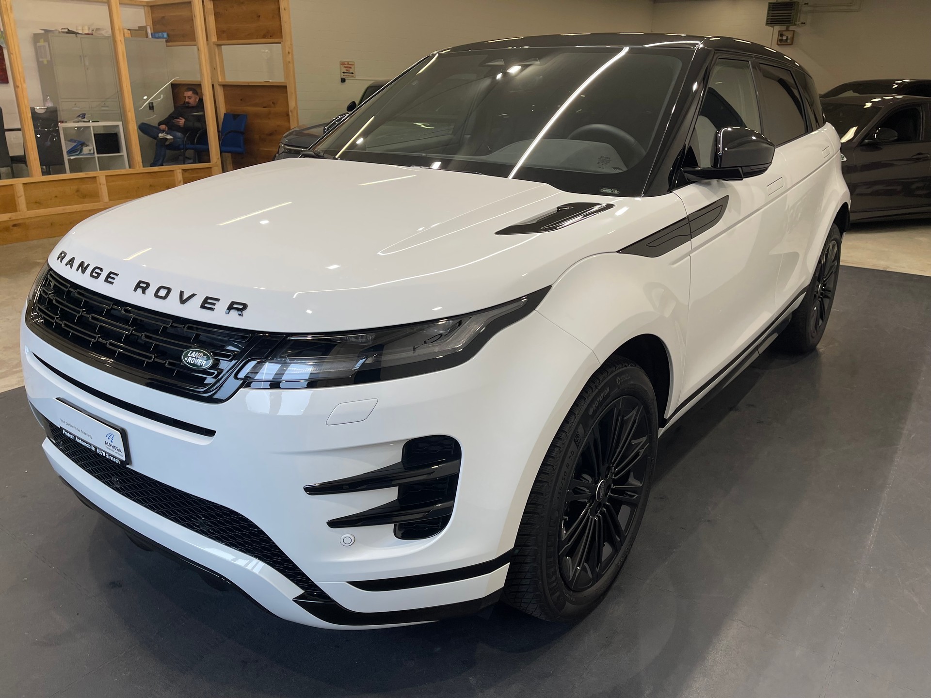 LAND ROVER Range Rover Evoque R-Dynamic P 200 SEAT9 *FACELIFT*-image-4