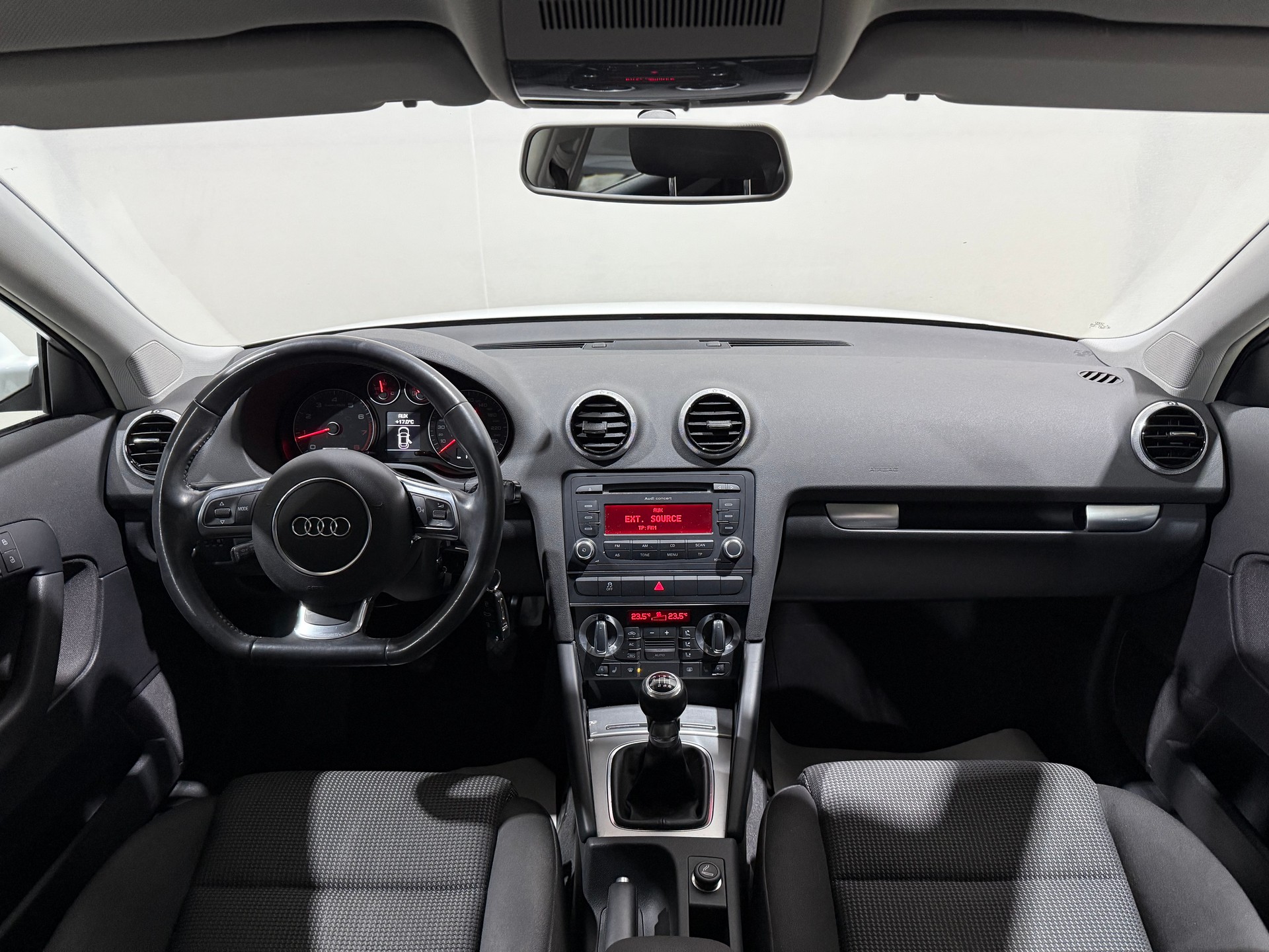 AUDI A3 Sportback 1.8 TFSI Ambition-image-11
