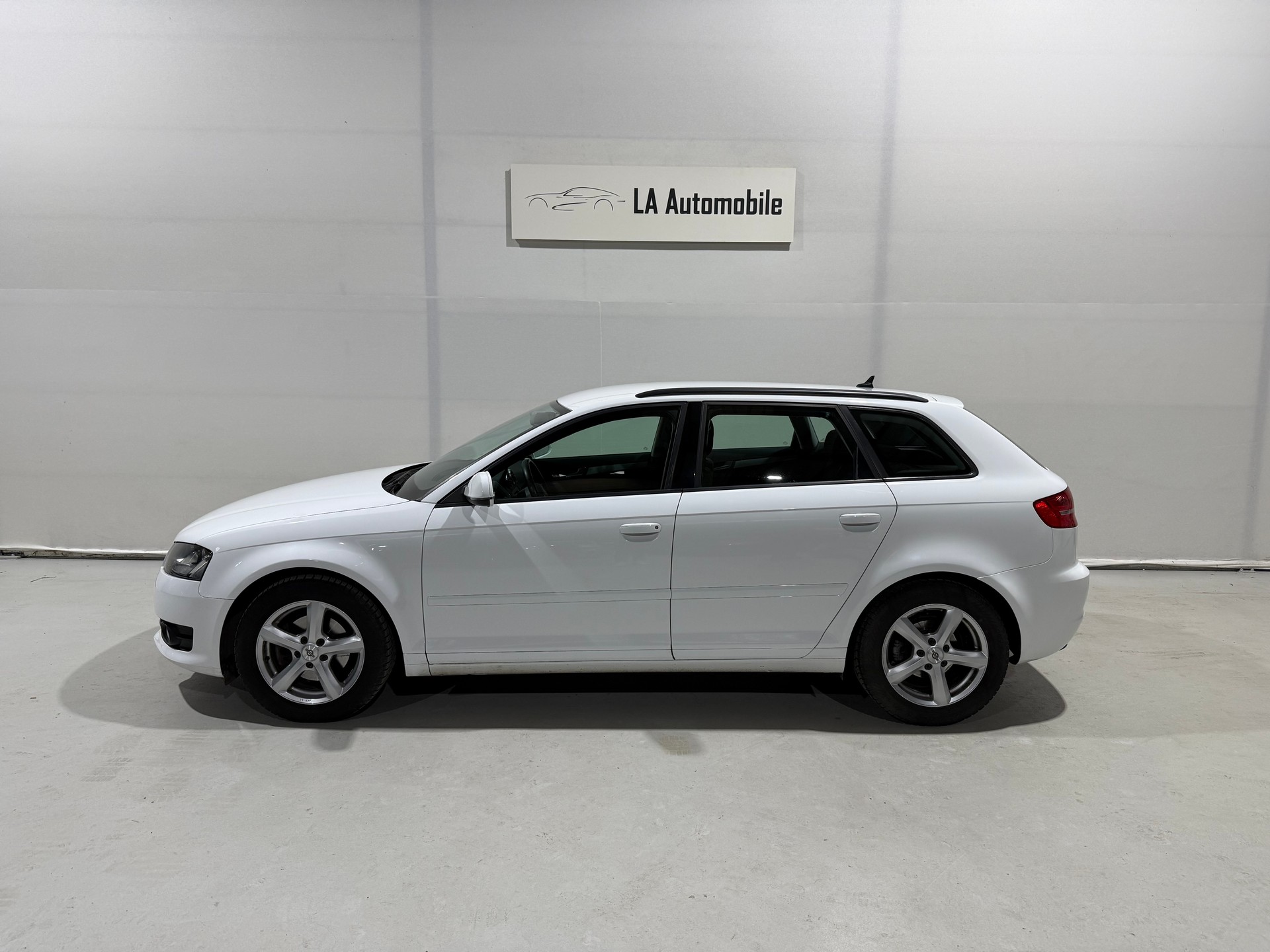 AUDI A3 Sportback 1.8 TFSI Ambition-image-2