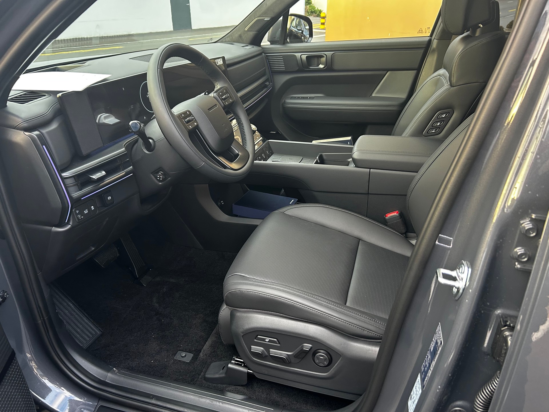 HYUNDAI Santa Fe 1.6 T-GDi HEV Calligraphy 4WD Automatic Swiss Edition-image-11