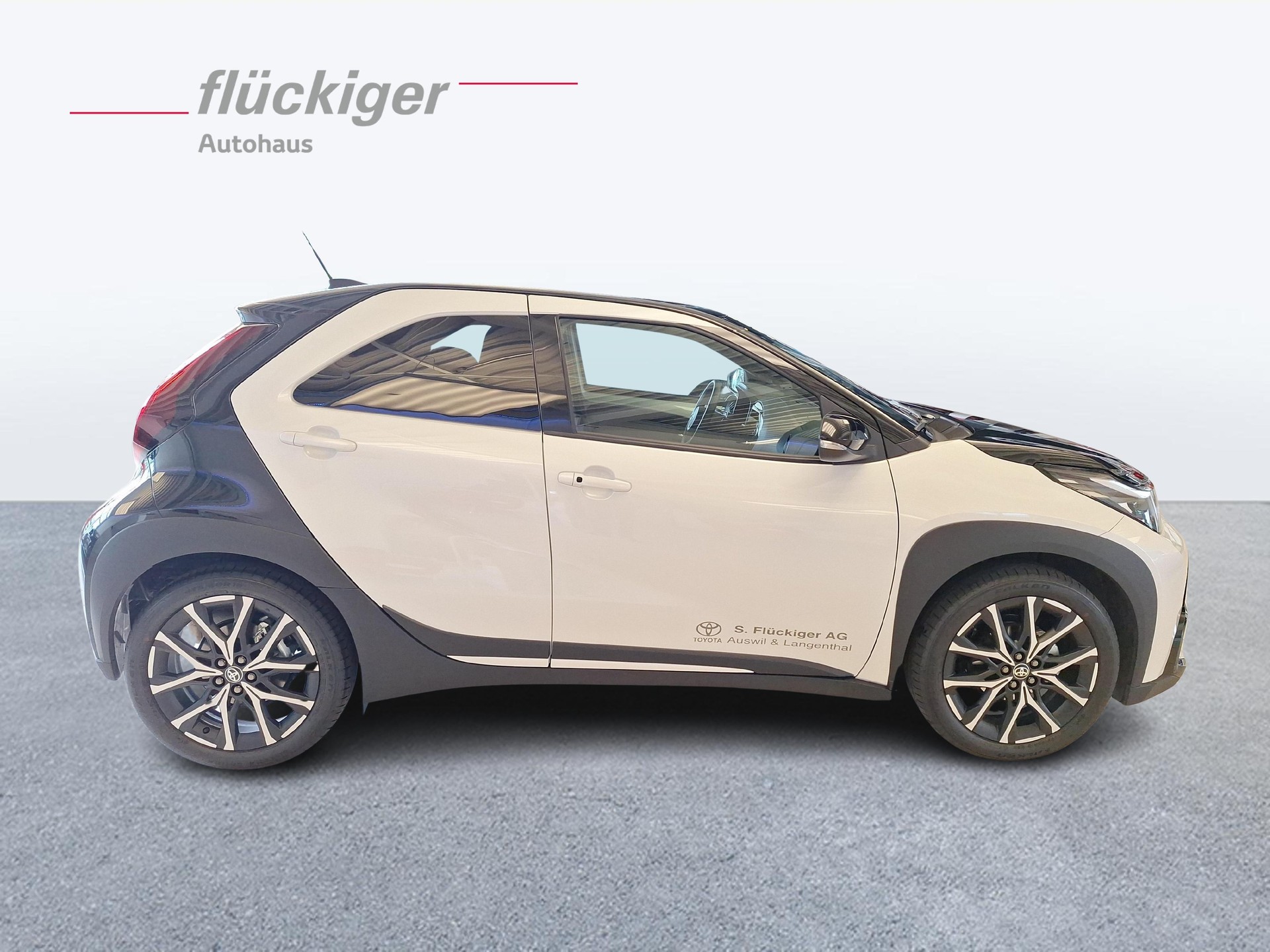 TOYOTA Aygo X 1.5 VVT-i HSD GR Sport-showroom-element-3