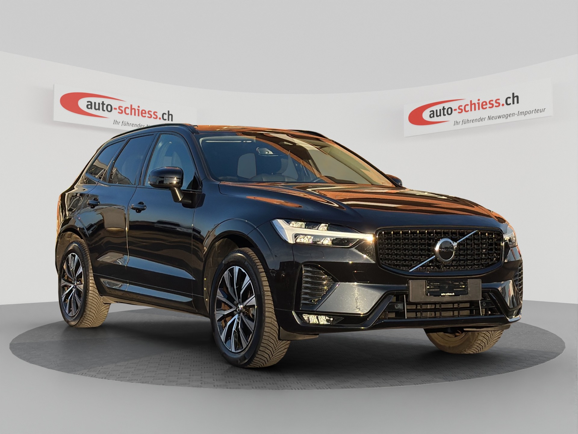 VOLVO XC60 B4 AWD Plus Dark Geartronic-image-0