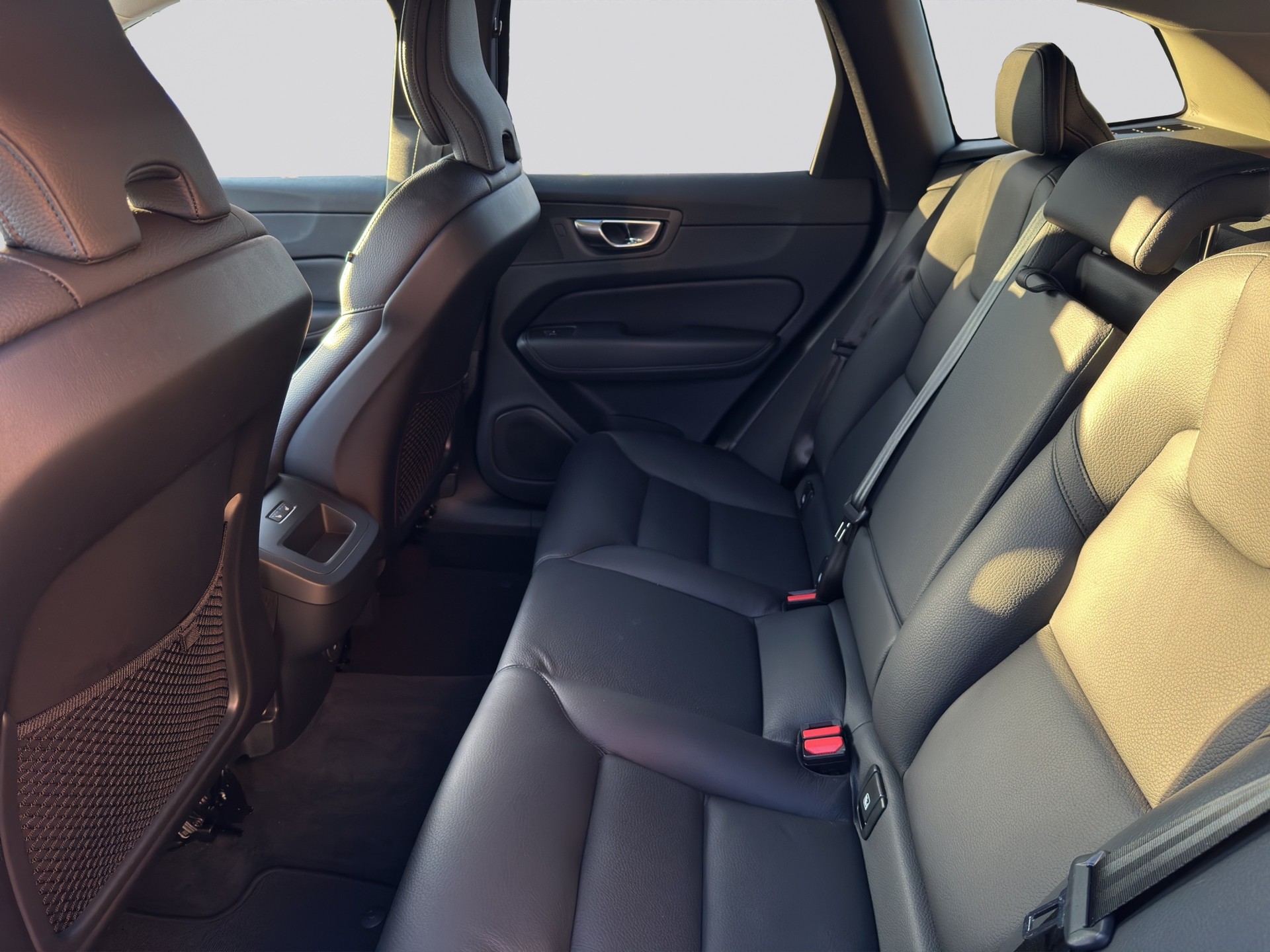VOLVO XC60 B4 AWD Plus Dark Geartronic-image-9