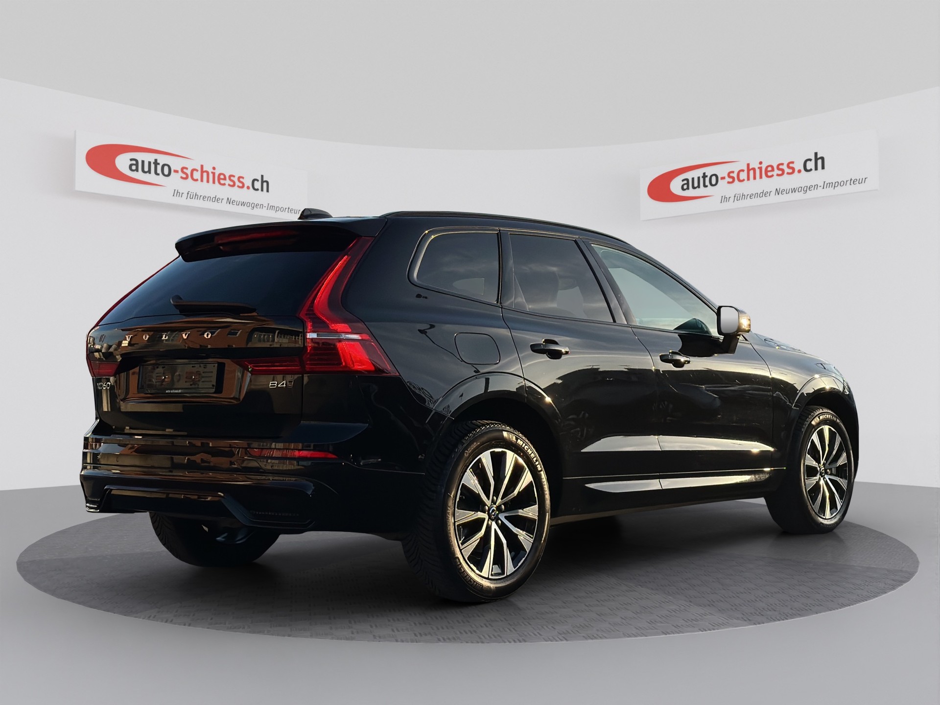 VOLVO XC60 B4 AWD Plus Dark Geartronic-image-4