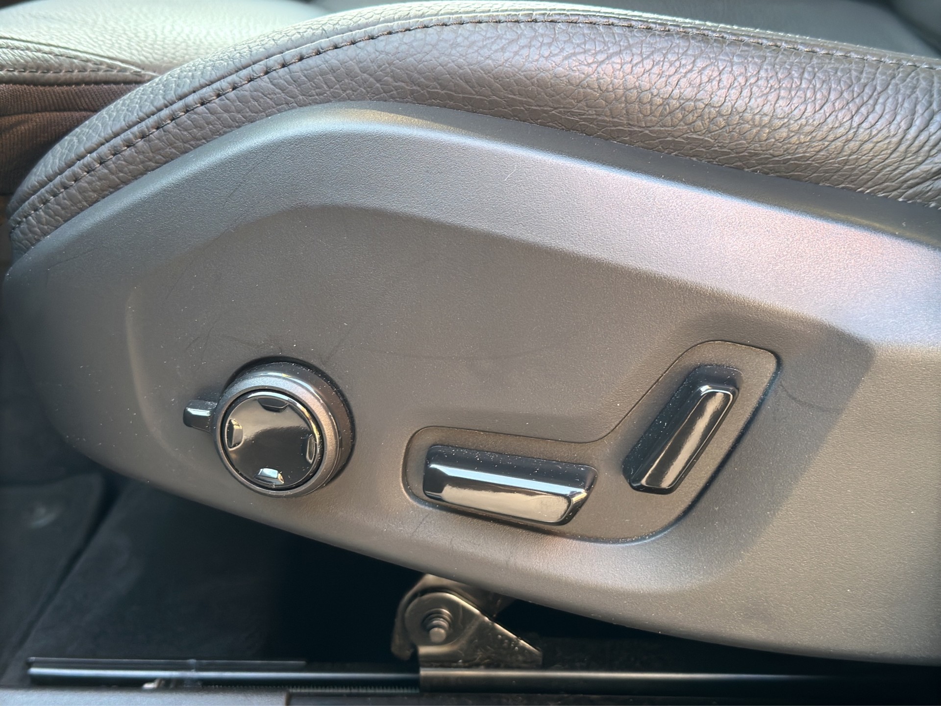 VOLVO XC60 B4 AWD Plus Dark Geartronic-image-6