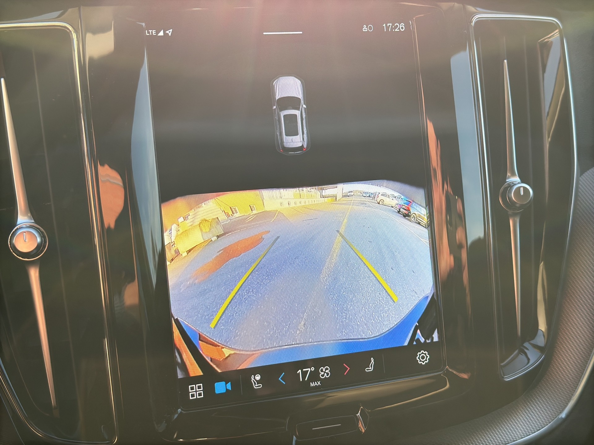 VOLVO XC60 B4 AWD Plus Dark Geartronic-image-13