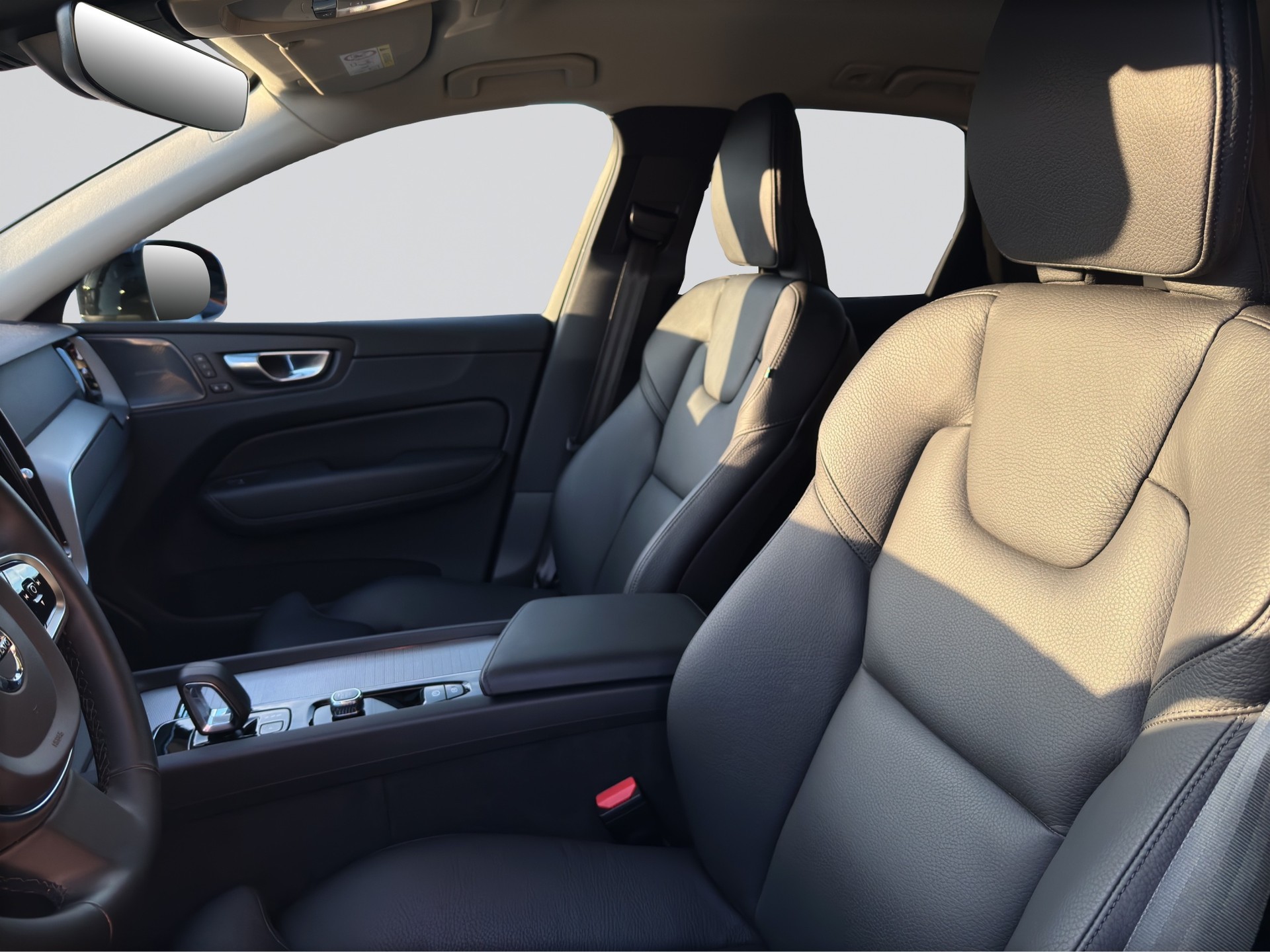 VOLVO XC60 B4 AWD Plus Dark Geartronic-image-7