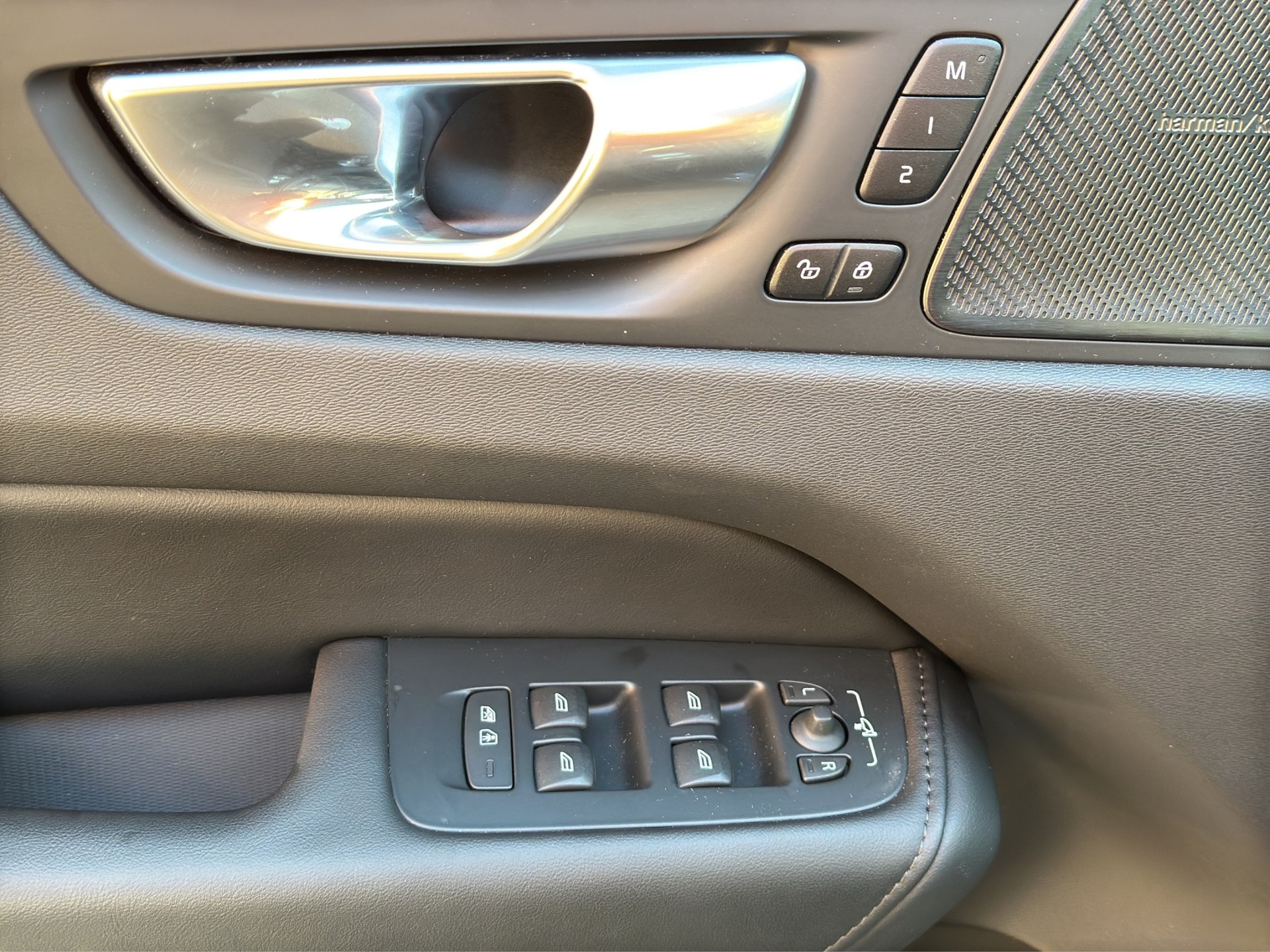 VOLVO XC60 B4 AWD Plus Dark Geartronic-image-5