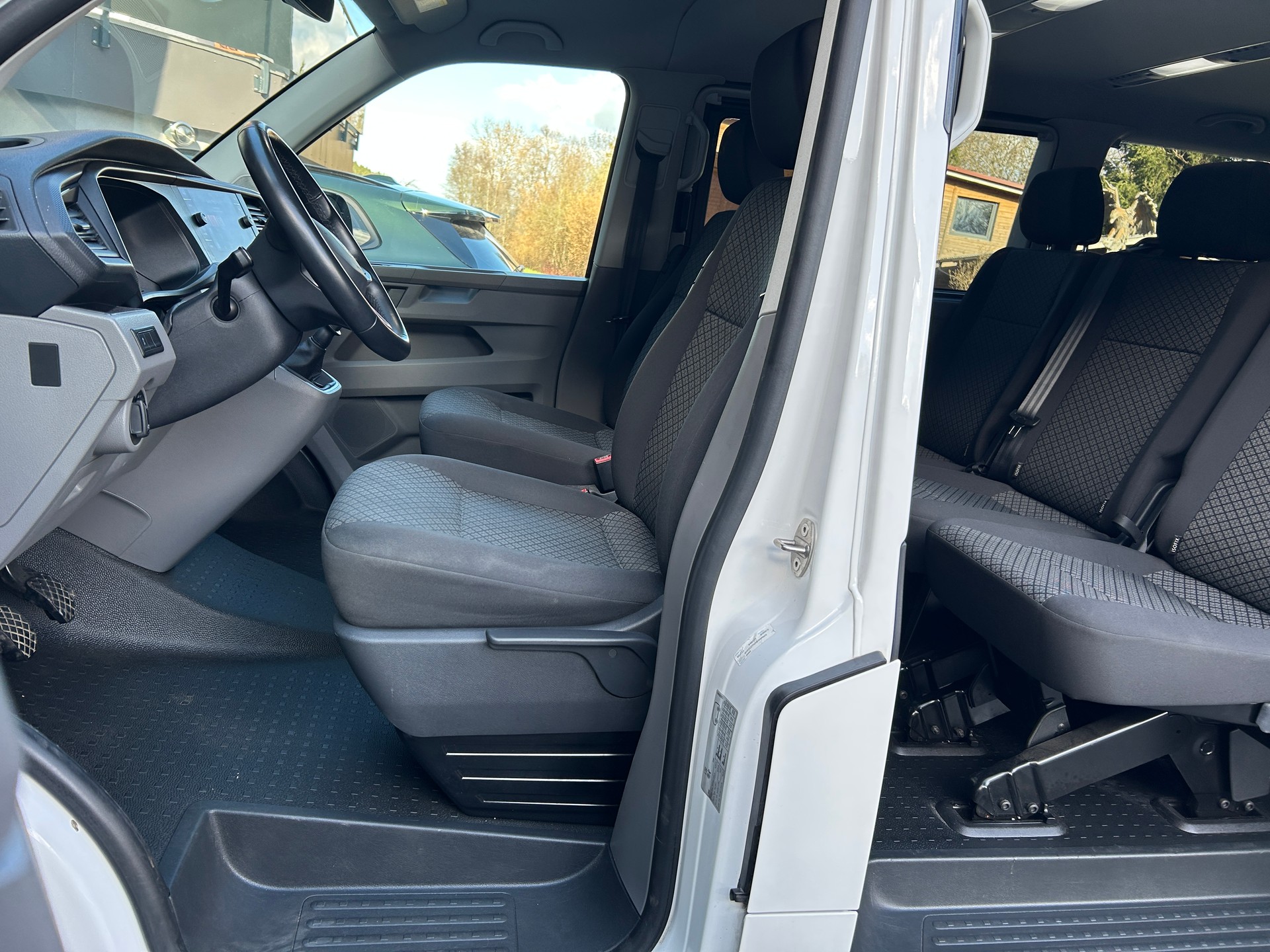 VW T6.1 2.0 TDI Caravelle 4Motion Trendline-image-13