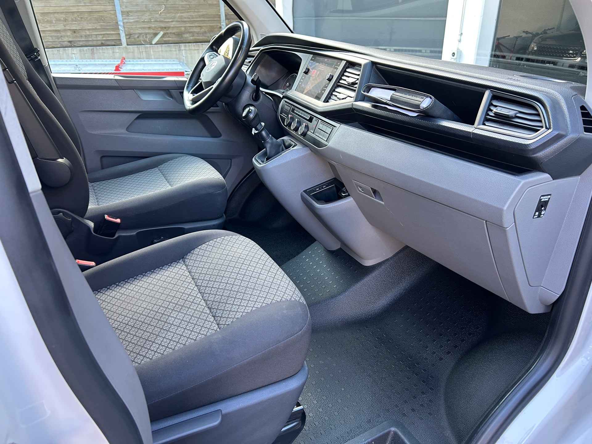 VW T6.1 2.0 TDI Caravelle 4Motion Trendline-image-9