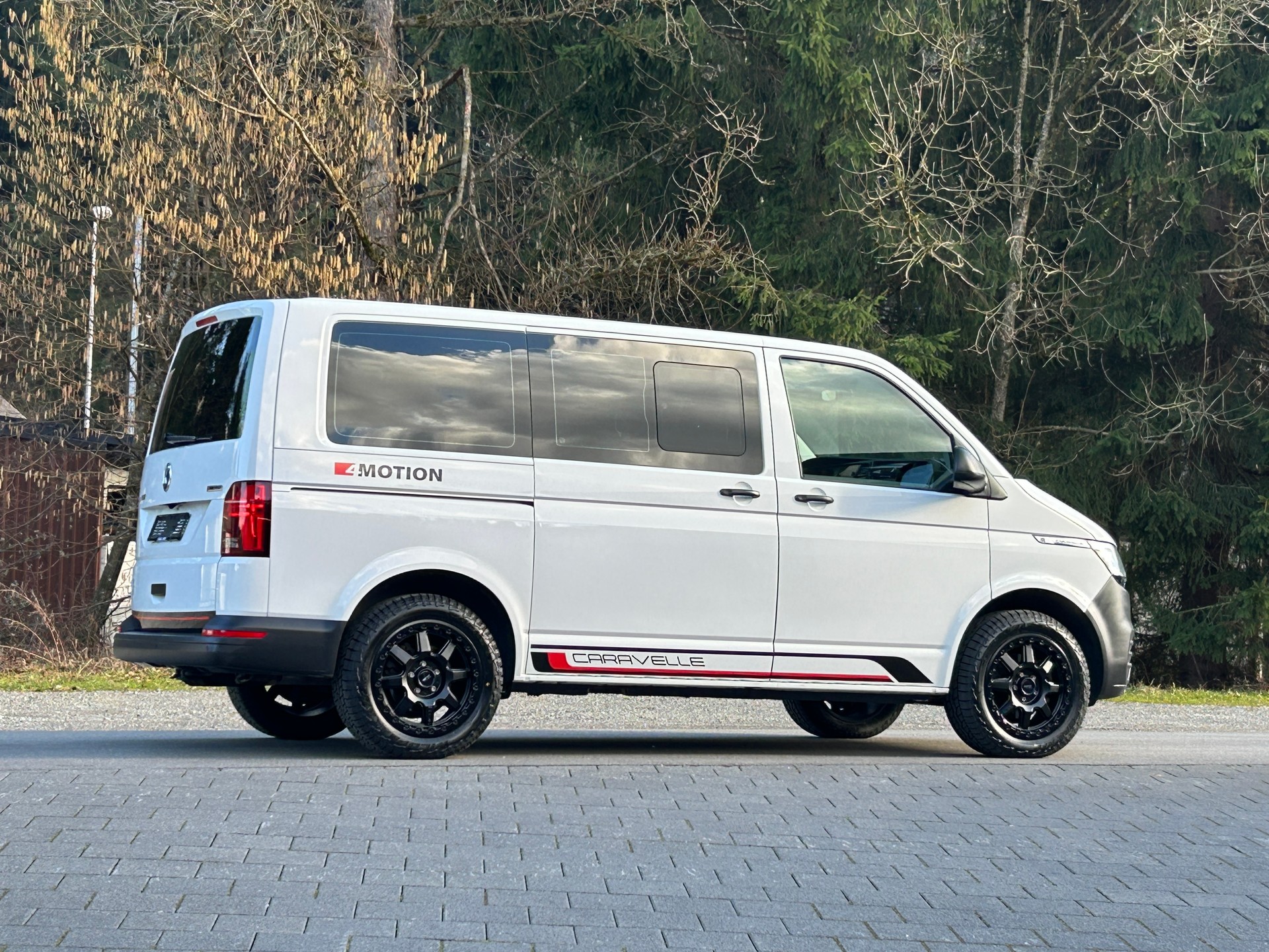 VW T6.1 2.0 TDI Caravelle 4Motion Trendline-image-5