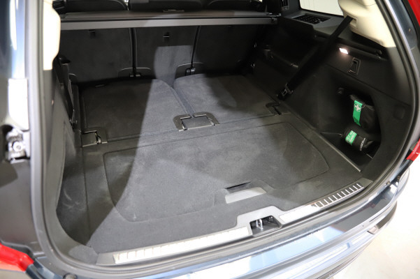 VOLVO XC90 T8 eAWD Xcentric-image-11