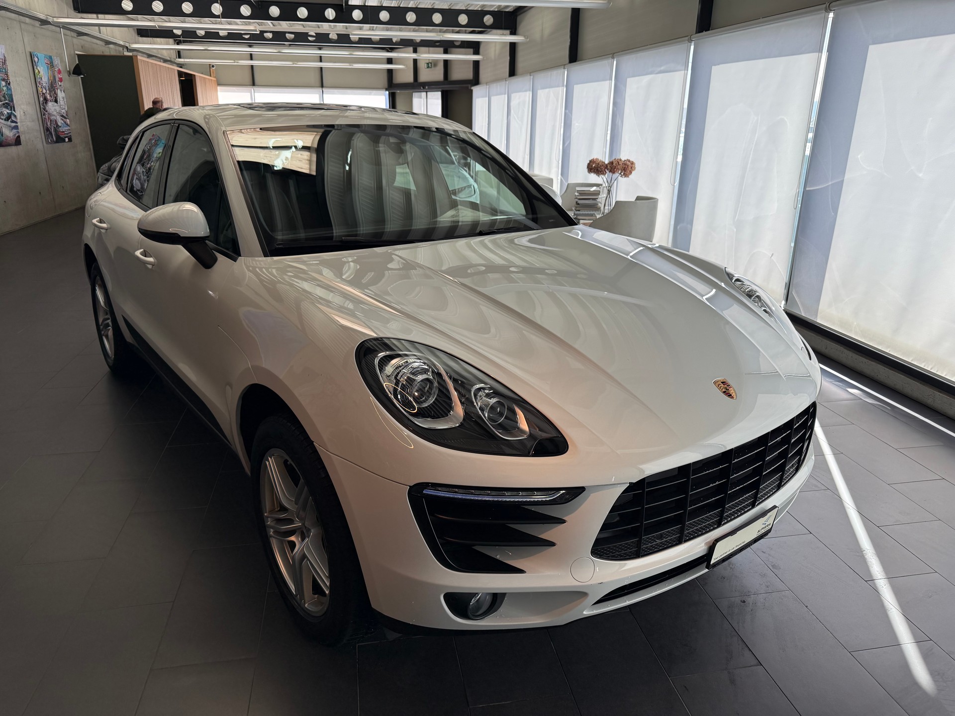 PORSCHE Macan 2.0-image-1