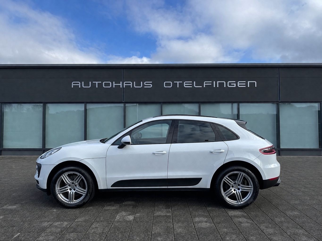 PORSCHE Macan 2.0-image-0