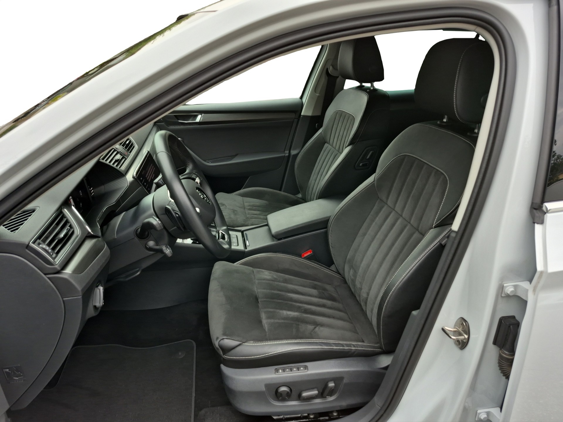 SKODA Superb Combi 2.0 TDi Style DSG *Anhängerkupplung*-image-9