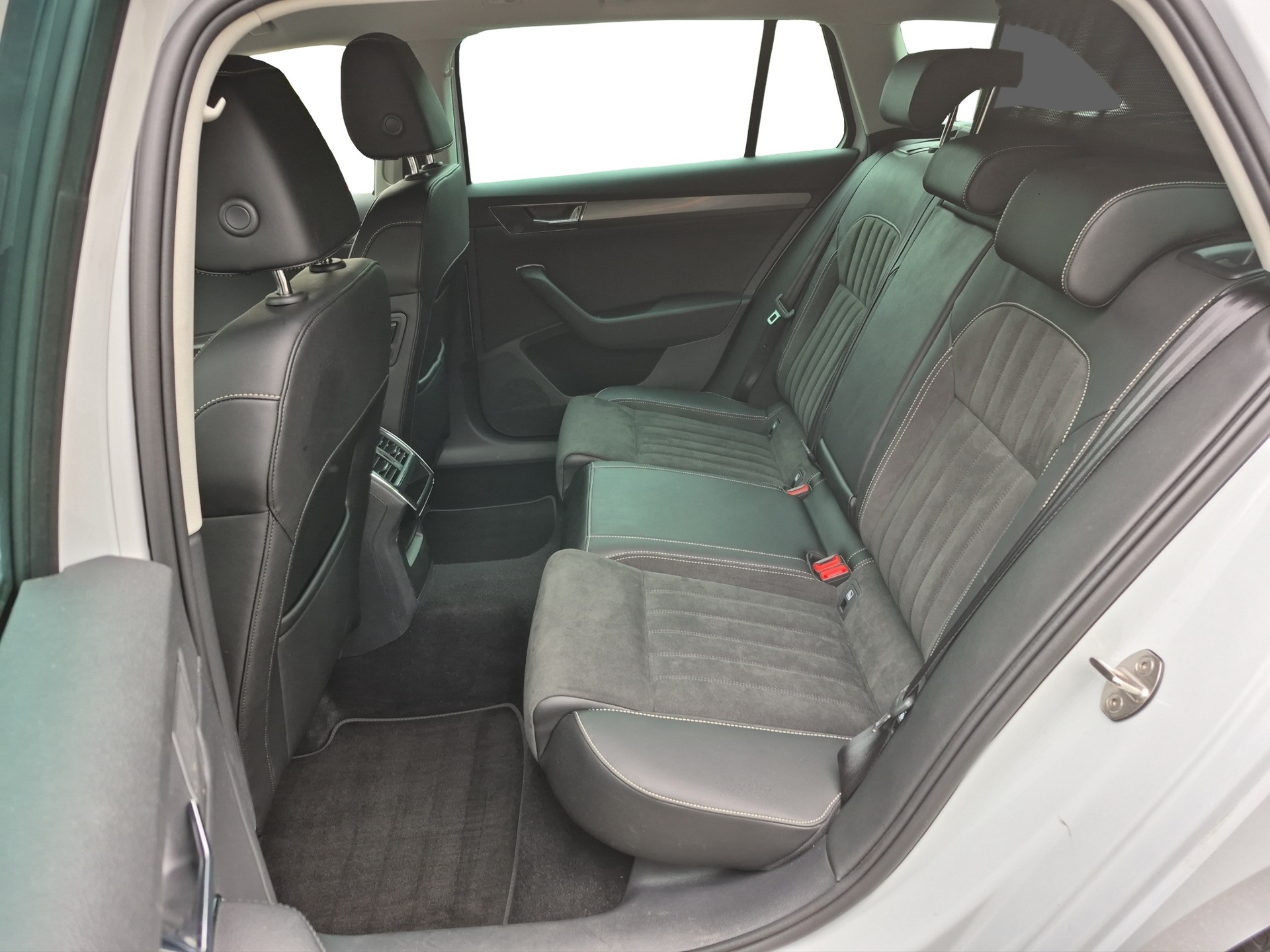 SKODA Superb Combi 2.0 TDi Style DSG *Anhängerkupplung*-image-10